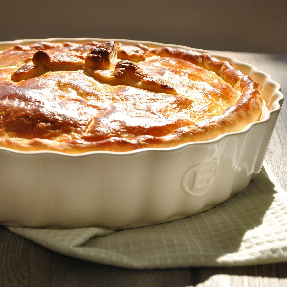 Emile Henry Pajform 24 cm kräm