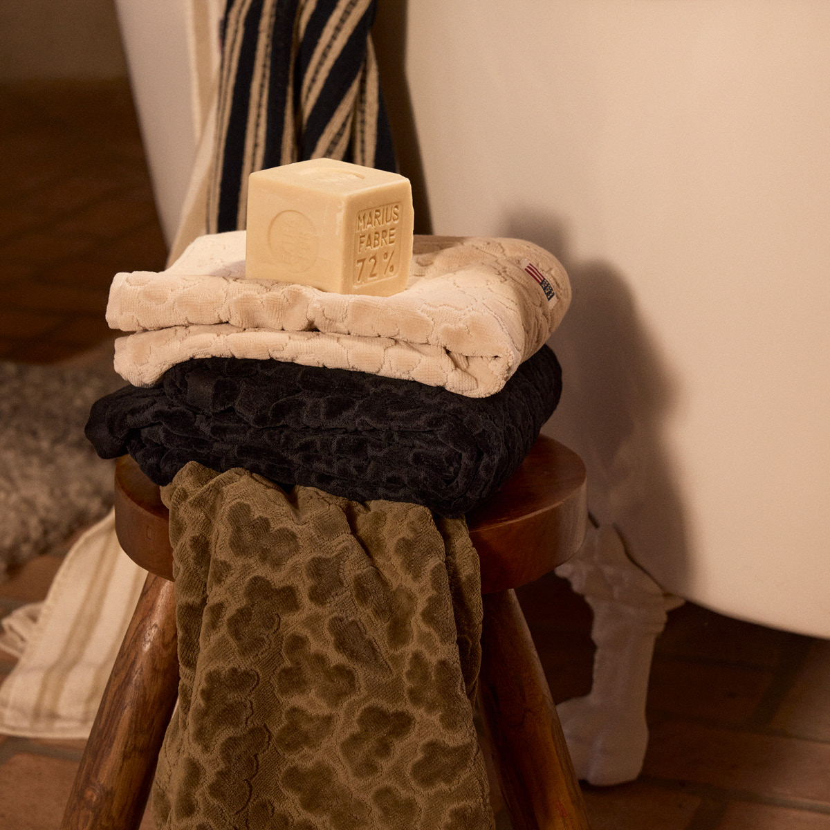 Lexington Velour Jacquard handduk med lövmönster 70x130 cm svart