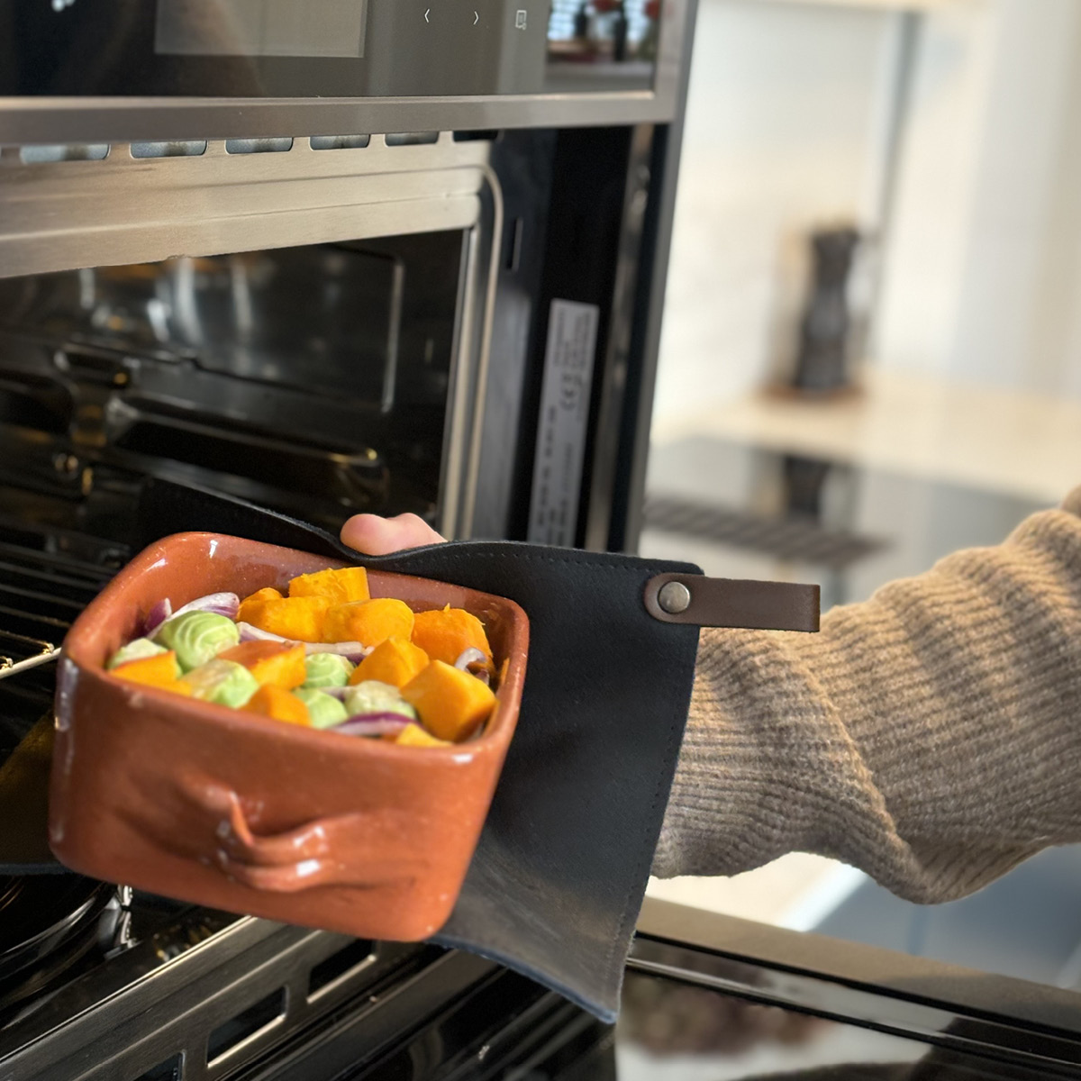 Crafted Leather grytlapp 21x21 cm svart