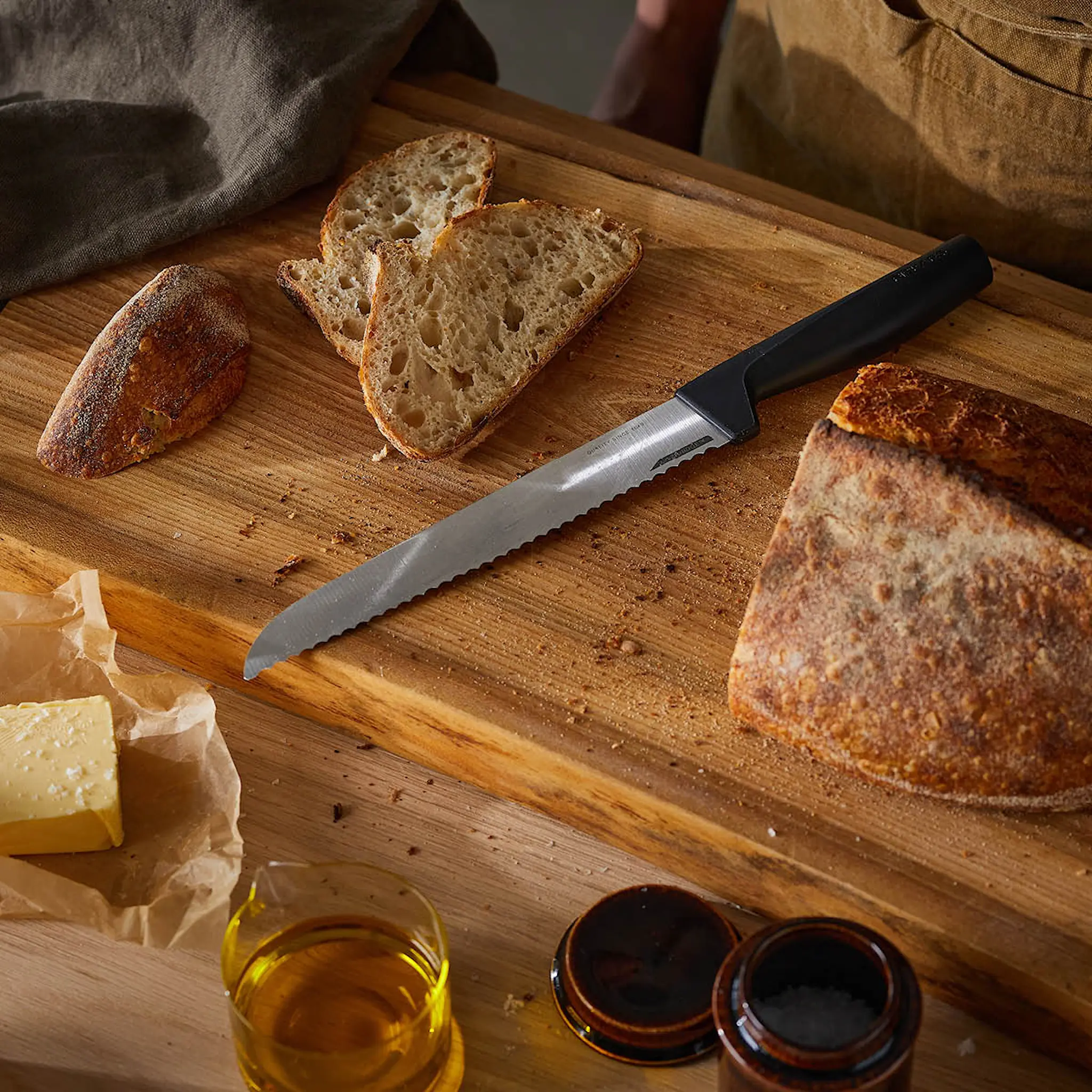 Fiskars Hard Edge Leipäveitsi 22 cm