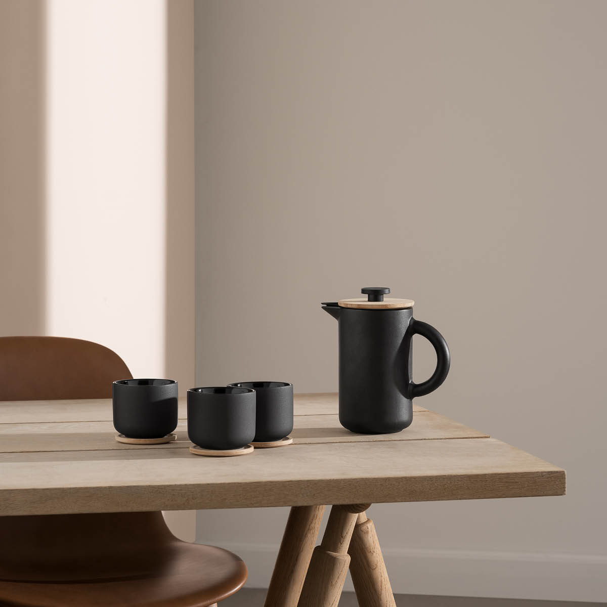 Stelton Theo Muki alustalla 20 cl Musta