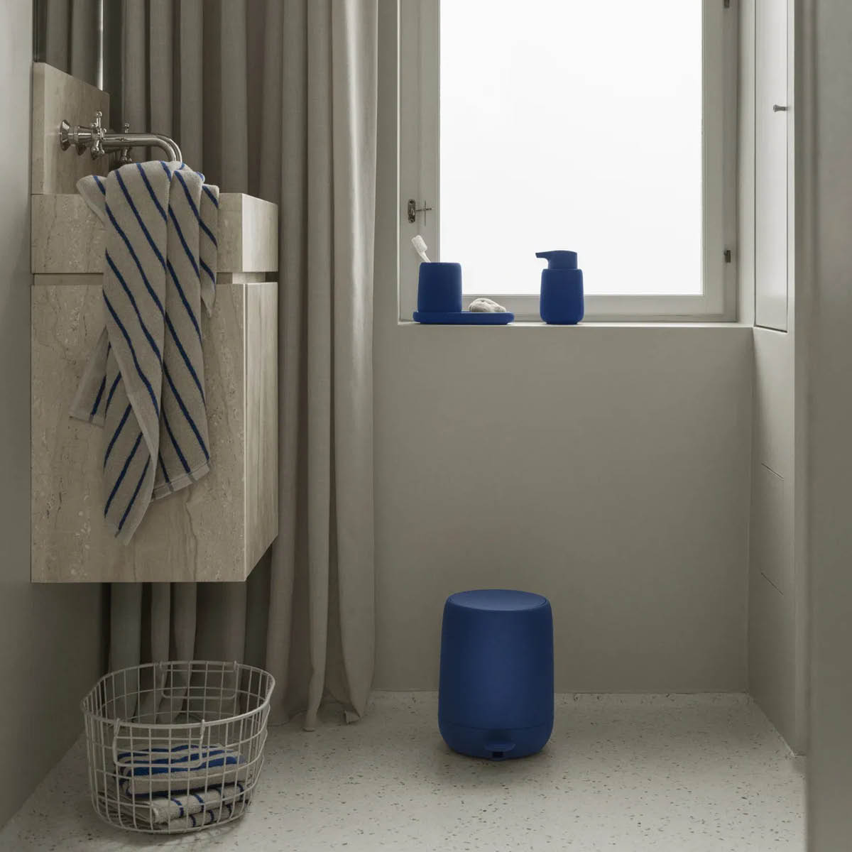 Blomus Arto badhandduk 140x70 cm beige/blå smalrandig