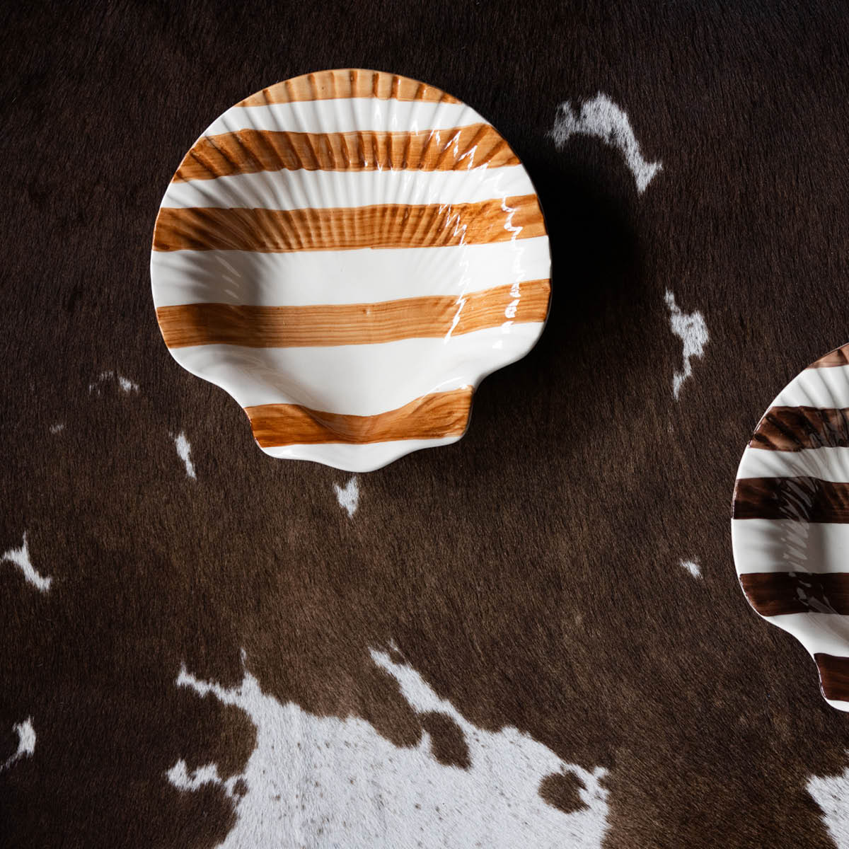 ByOn Armona serveringsfat 23,5 cm ränder ljusbrun/vit