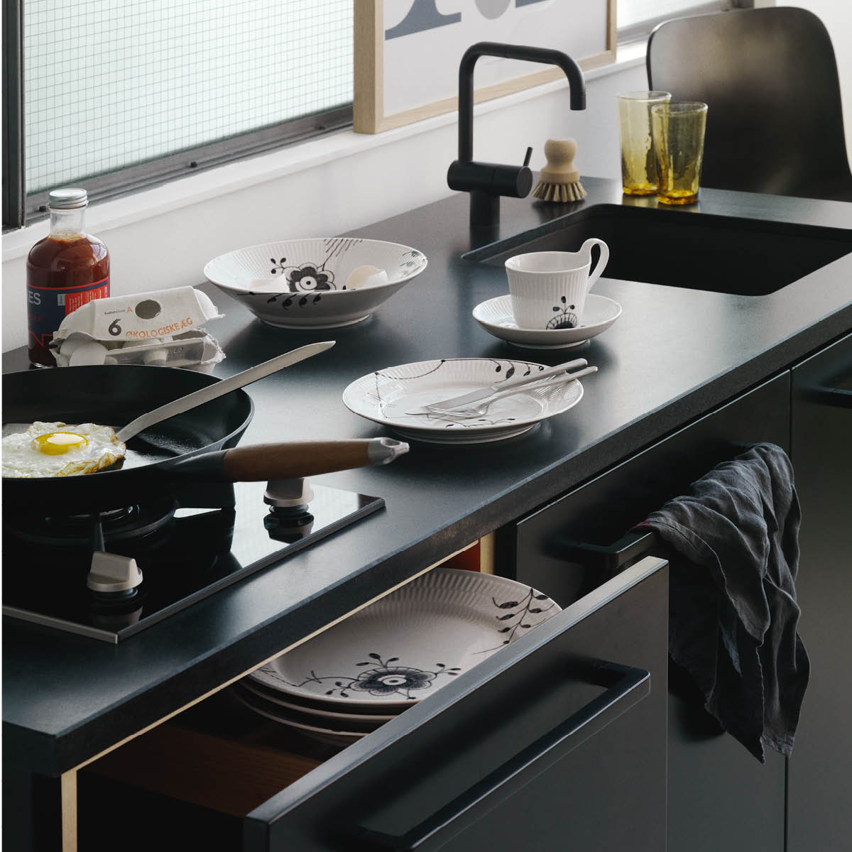 Royal Copenhagen Black Fluted Mega Tallrik 27 cm dekor 6