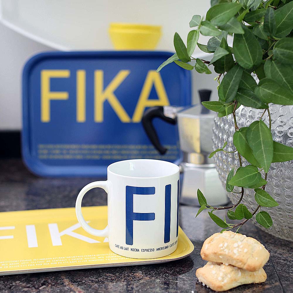 Citronelles Fika brett engelsk tekst 27x20 cm blå/gul