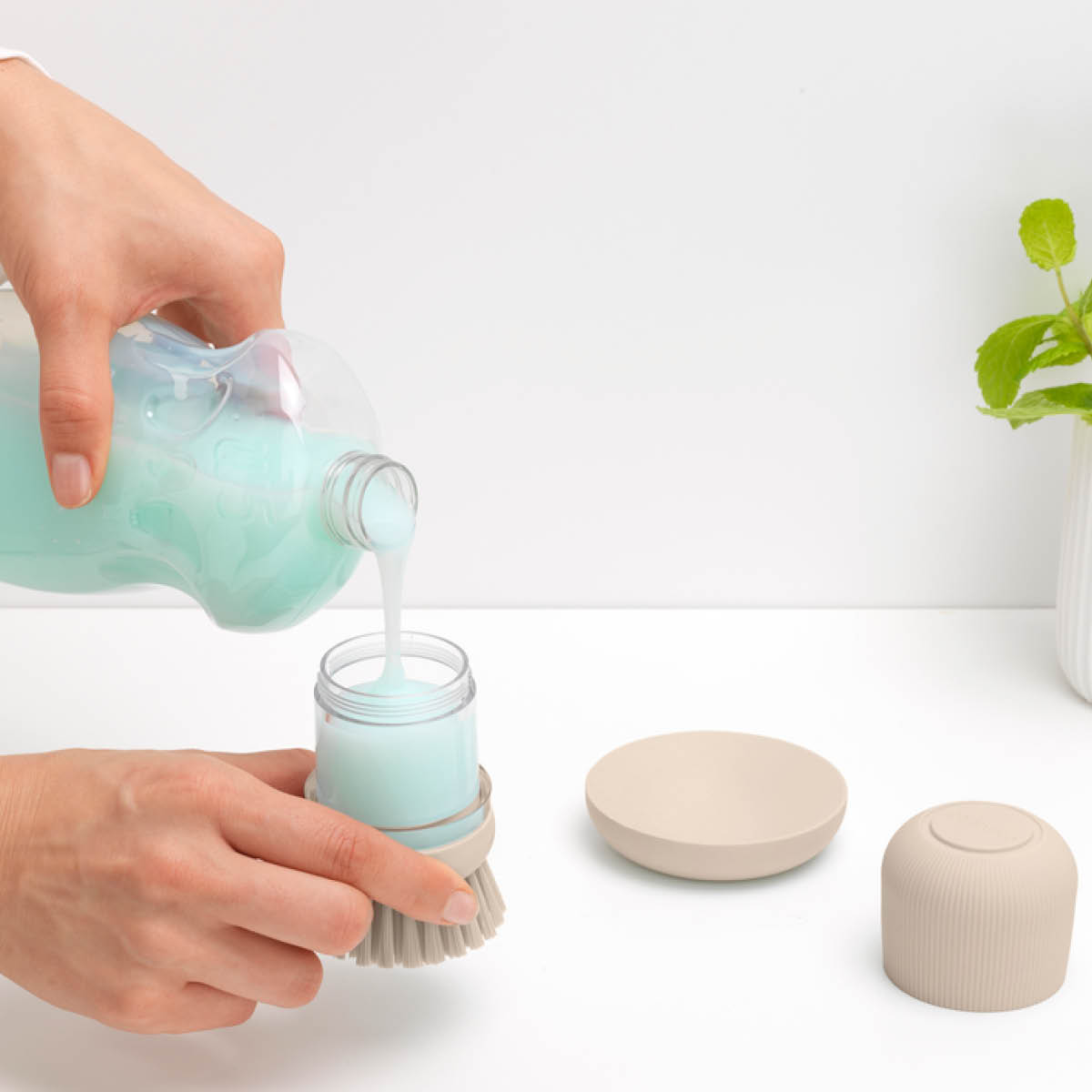 Brabantia SinkSide diskborste med diskmedelsbehållare soft beige