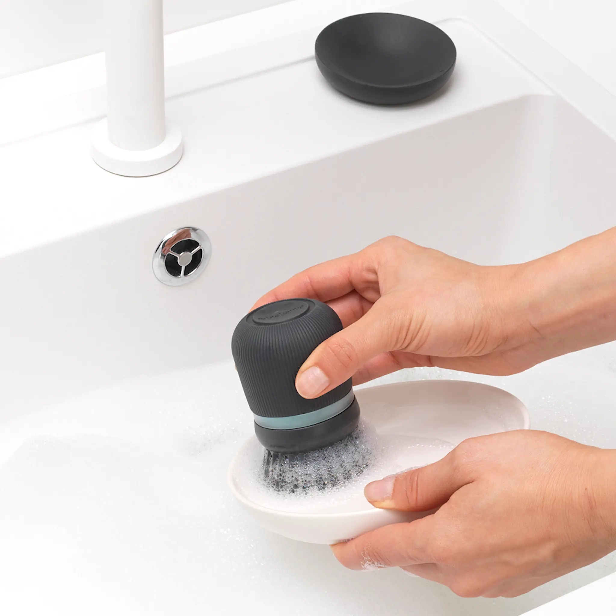 Brabantia SinkSide oppvaskbørste med såpedispenser mørk grå