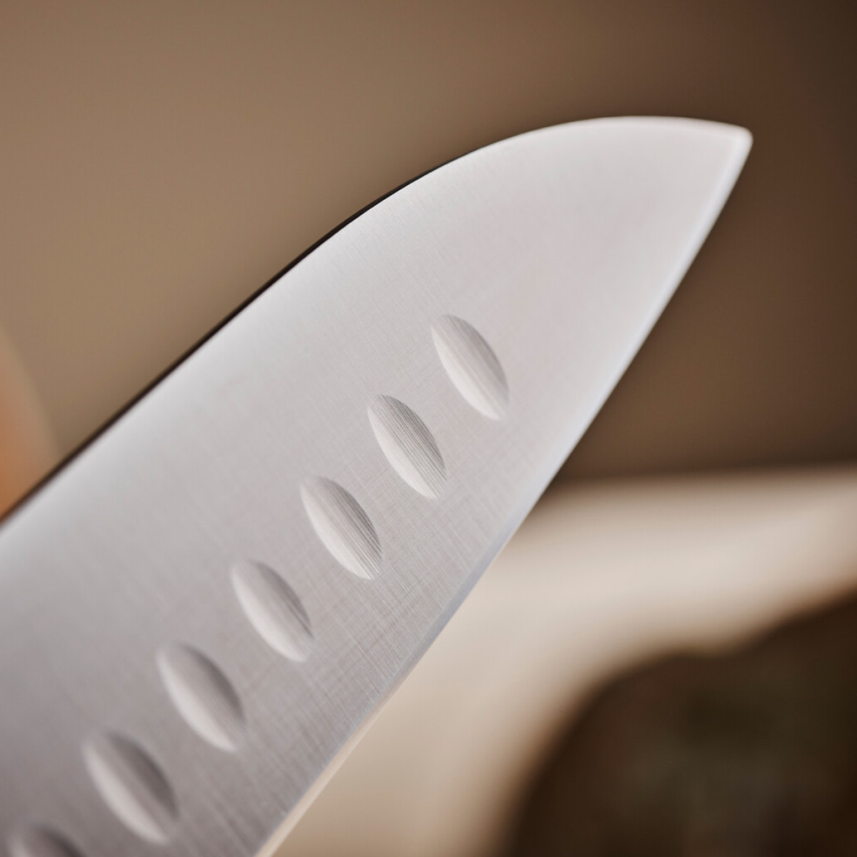 Sekiryu Master santokukniv med luftlommer 18 cm svart