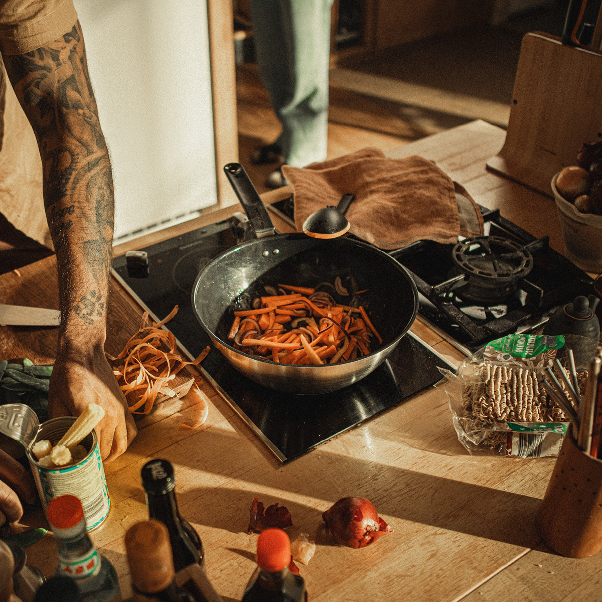 Fiskars Functional Form wokpanna 28 cm keramisk