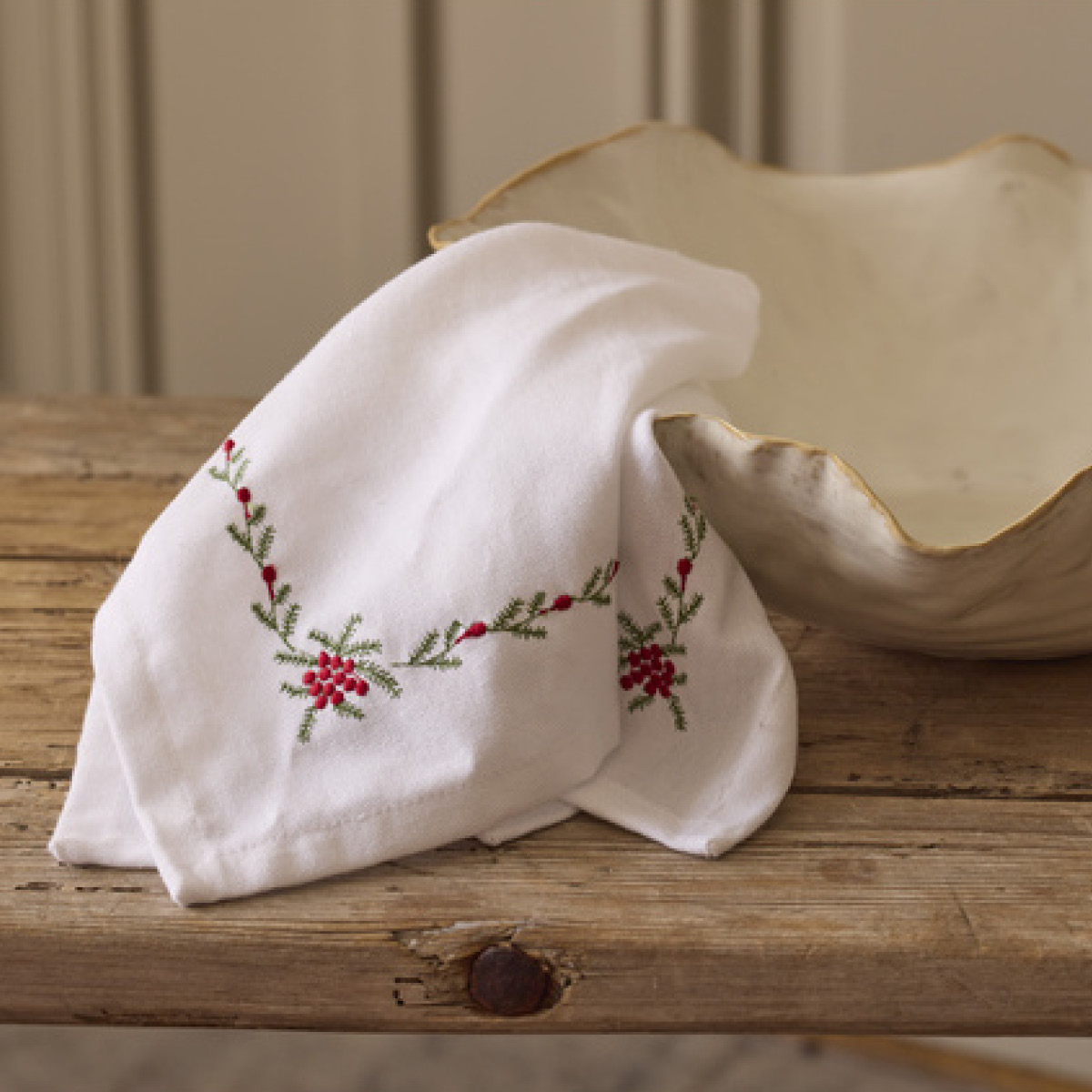 Holmen Julia serviett i bomull med broderi 45x45 cm hvit