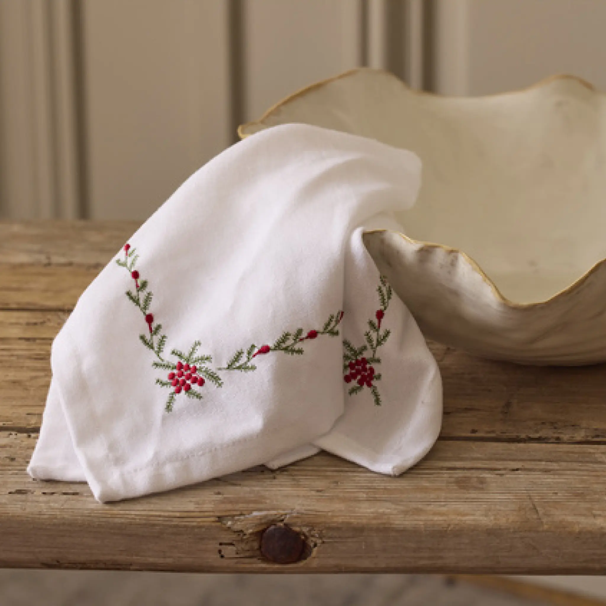 Holmen Julia tygservett med broderi 45x45 cm vit