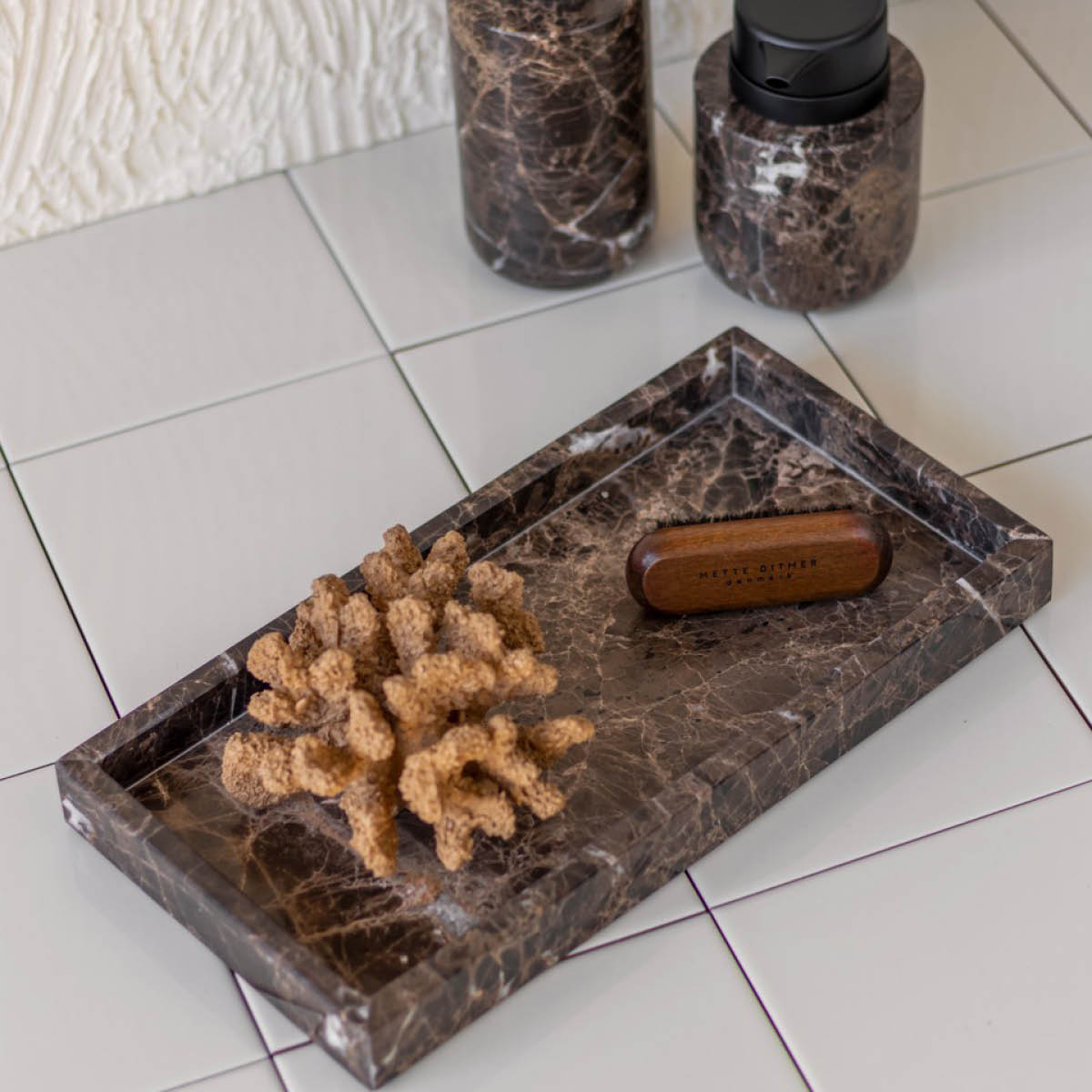 Mette Ditmer Marble dekorationsbricka 31x16 cm brun