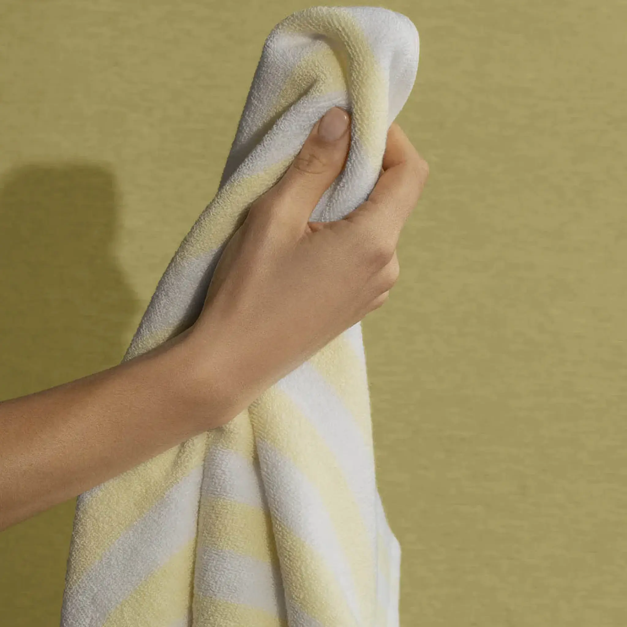 Blomus Arto badhandduk 140x70 cm vit/gul bredrandig