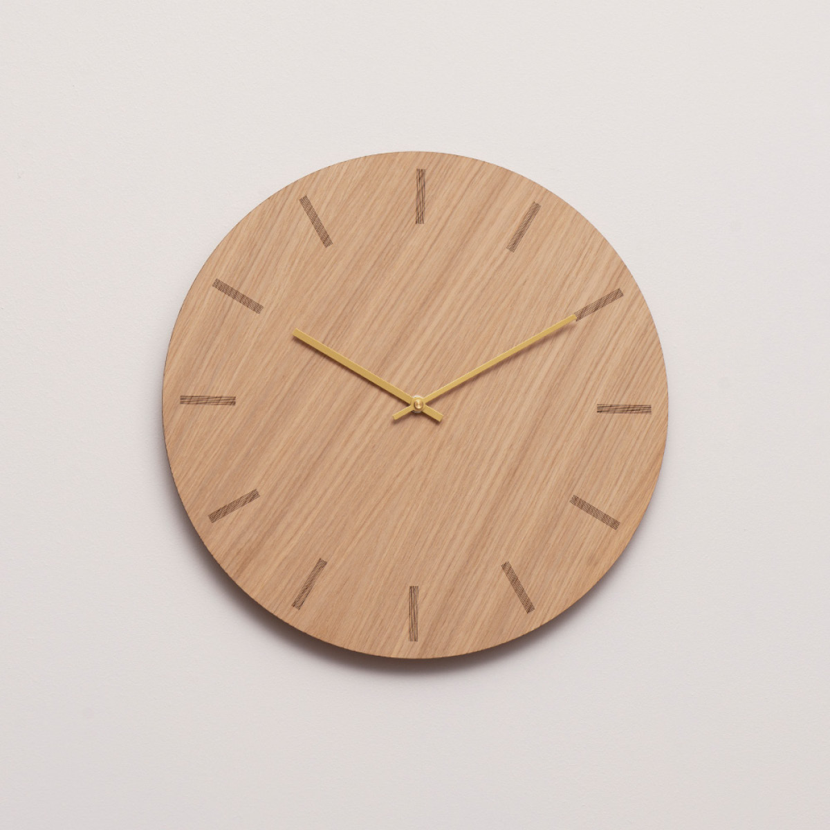 Hemverk Light Oak Seinäkello 28 cm Vaalea tammi/Kulta