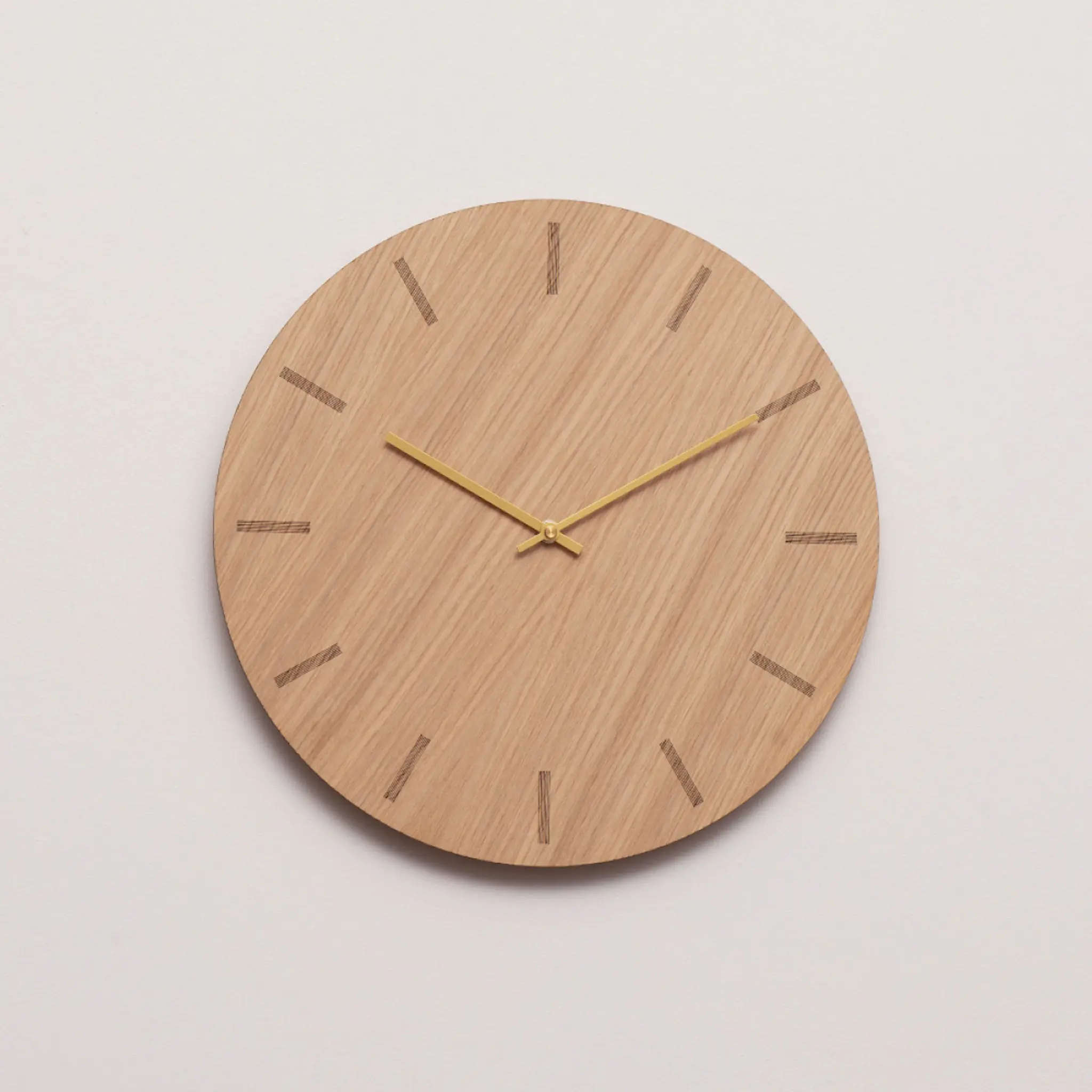 Hemverk Light Oak väggklocka 28 cm ljus ek med guldvisare