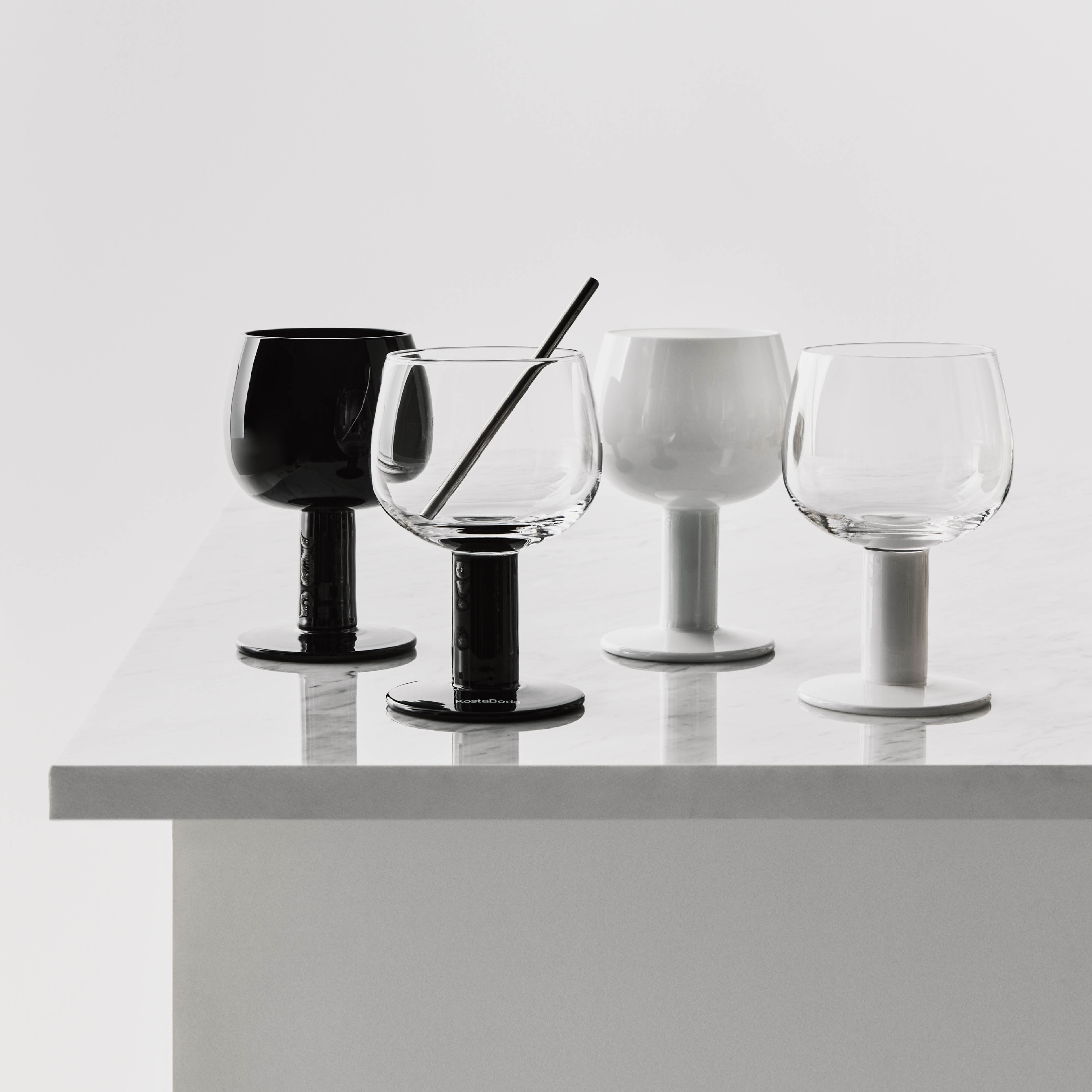 Kosta Boda Fars Glas vinglass 40 cl 4 stk hvit/svart