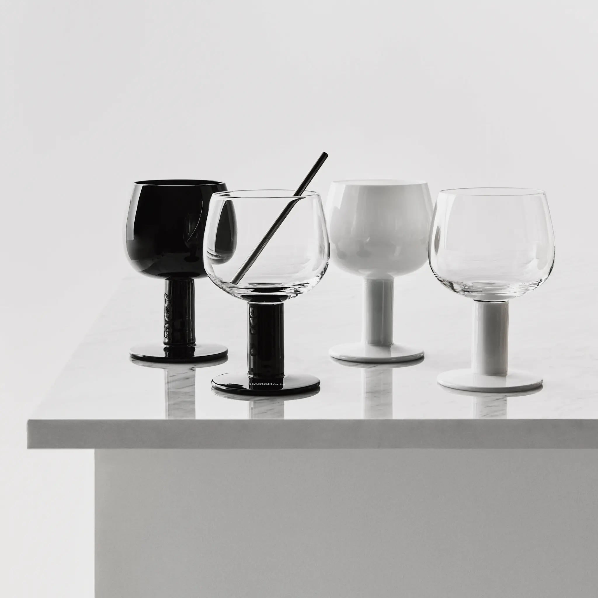 Kosta Boda Fars Glas vinglass 40 cl 4 stk hvit/svart