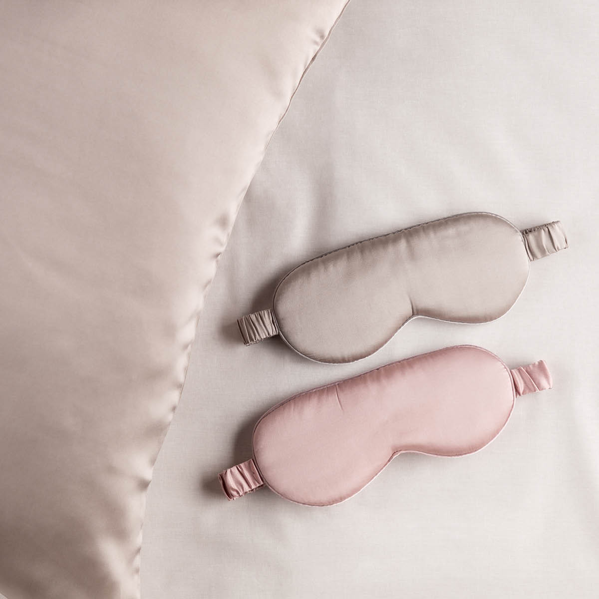 Fanni K Sovmask siden 20,5 cm ljusgrå