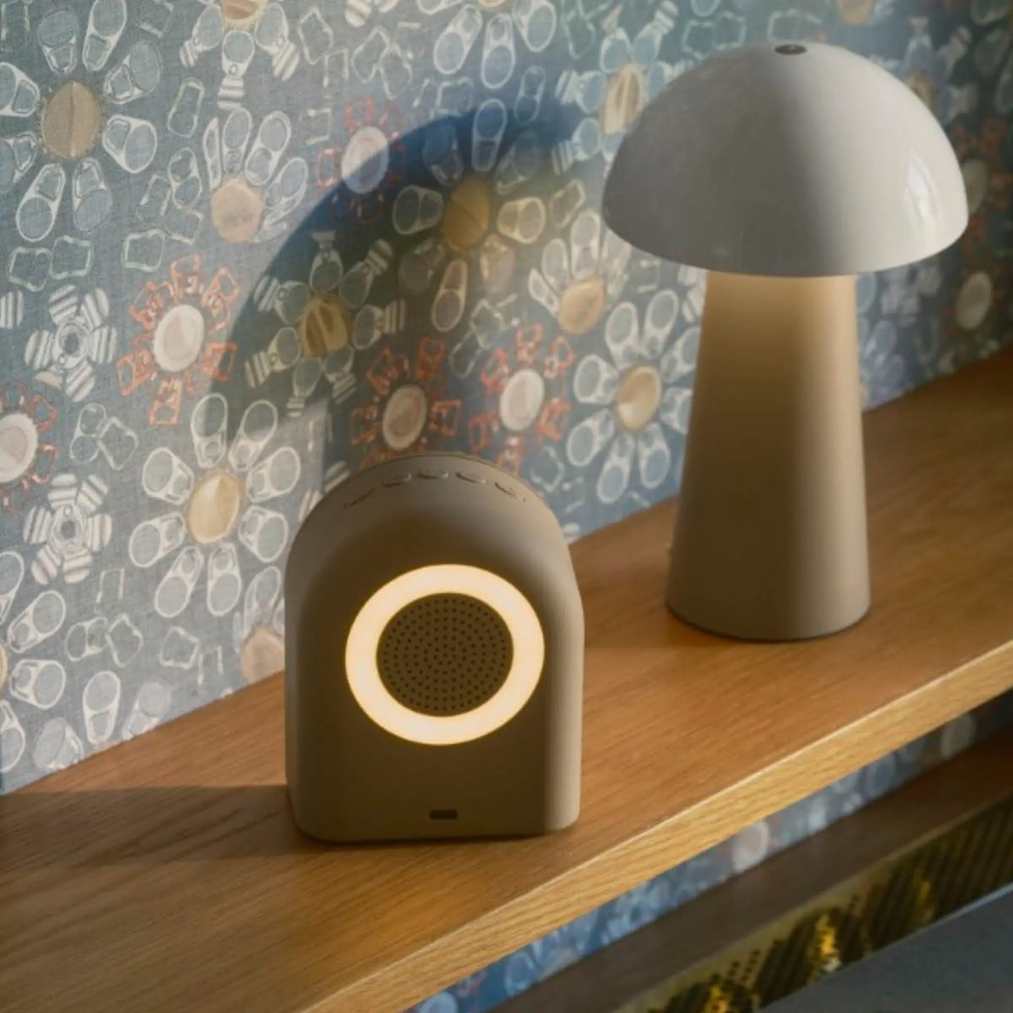 Kreafunk Ivy väckarklocka med Wake-up light och Bluetooth 9x11 cm sand