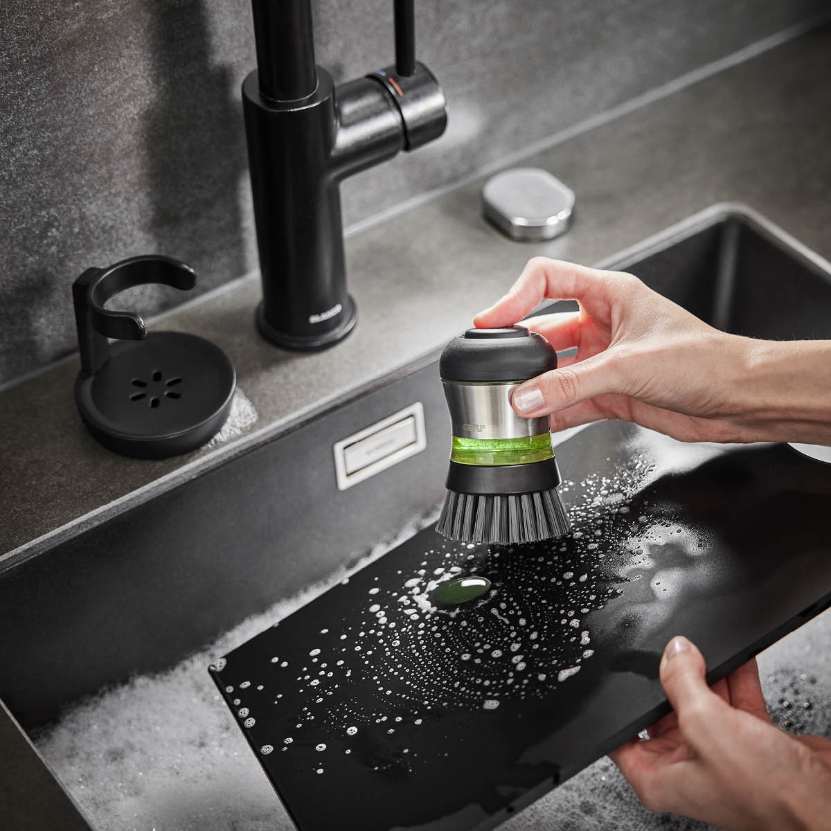 Gefu Swift diskborste med dispenser 50 ml och hållare svart