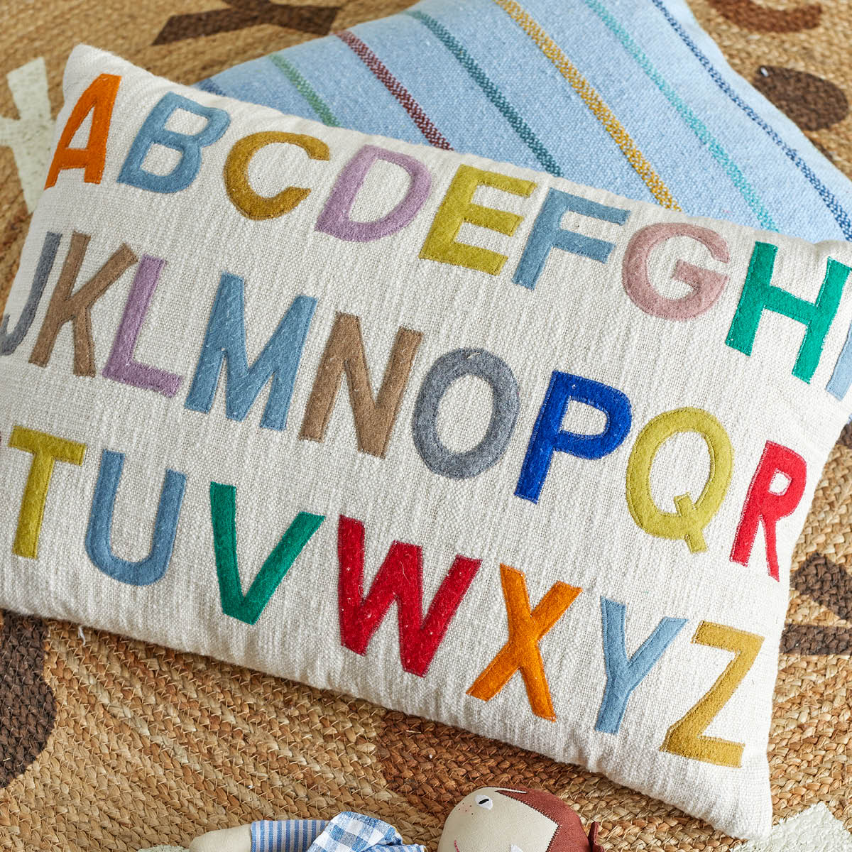 Bloomingville MINI Lexi ABC kudde 60x40 cm natur/multi