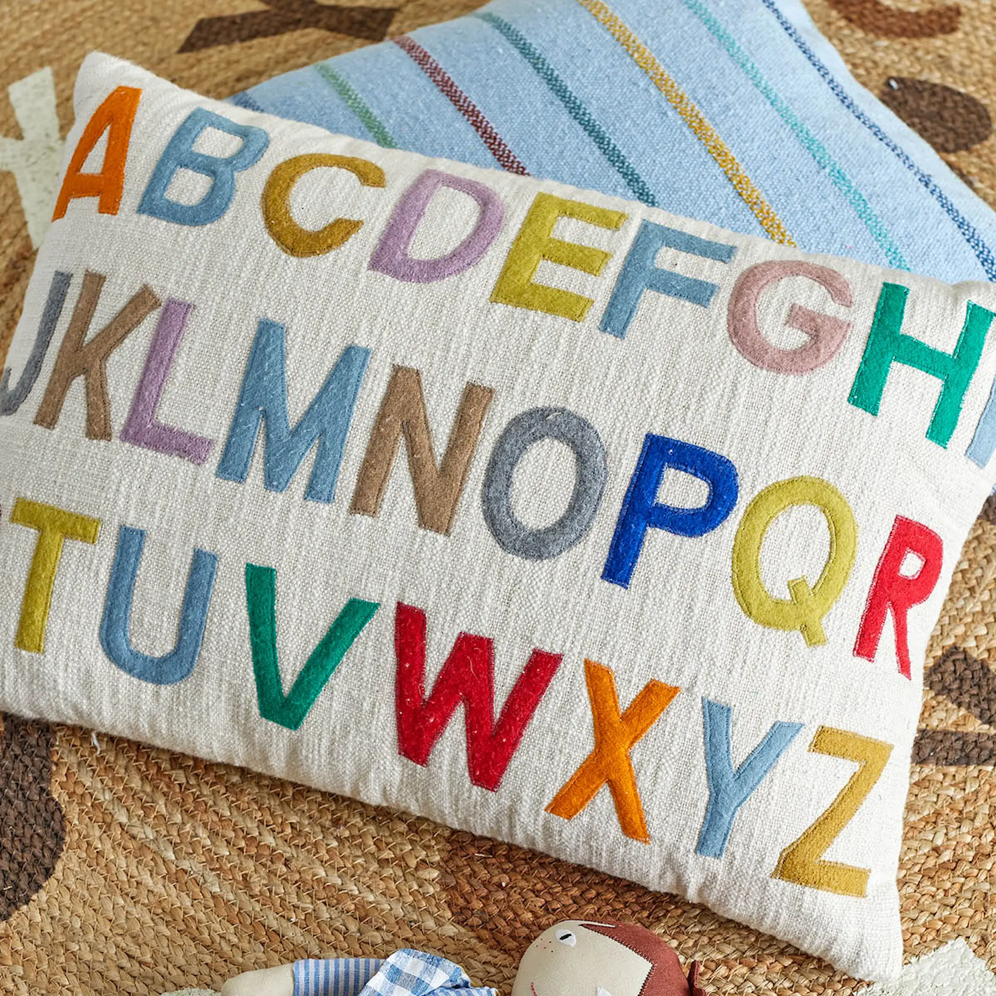 Bloomingville MINI Lexi ABC kudde 60x40 cm natur/multi