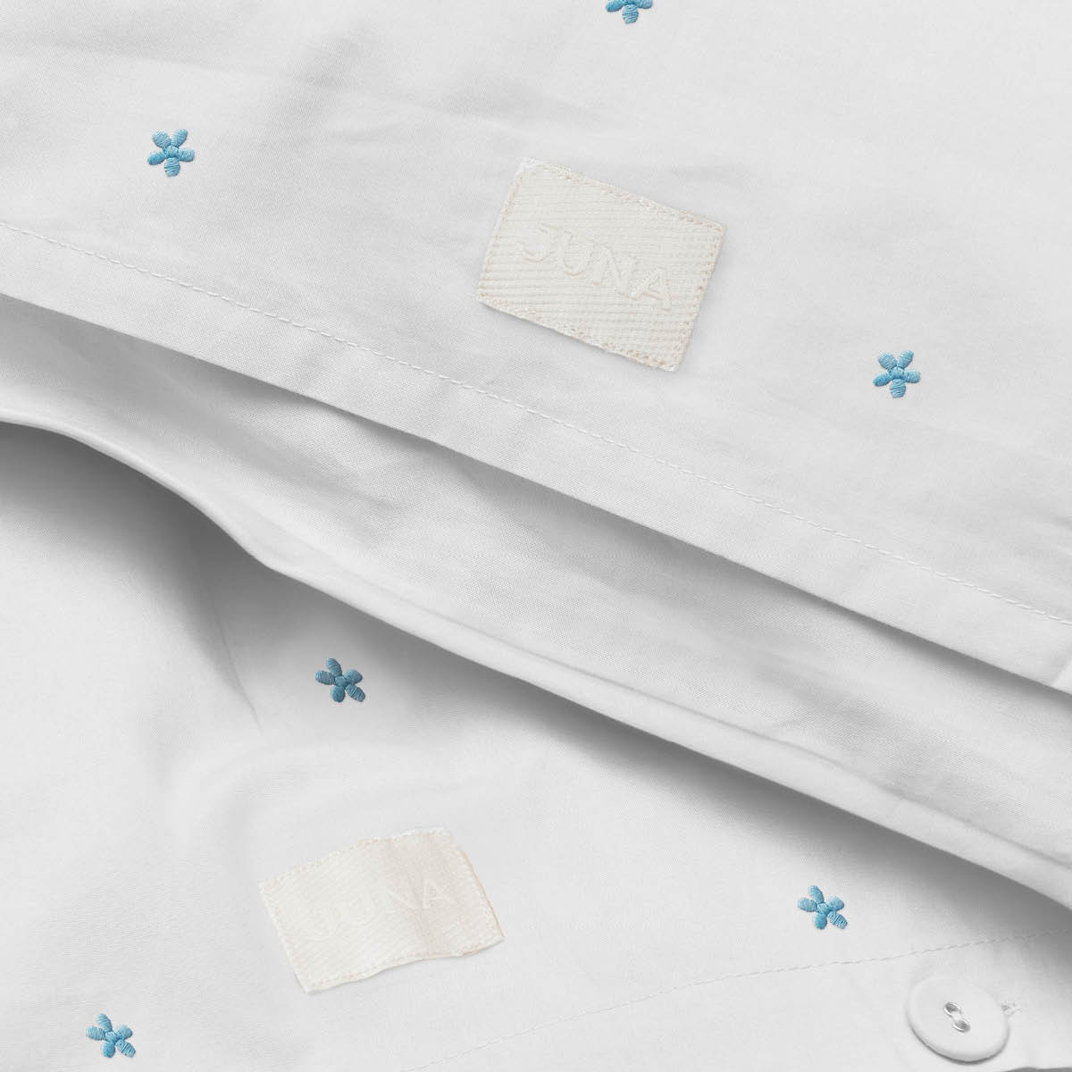 Juna Daisy sengetøy 220x220 cm hvit/lys blå