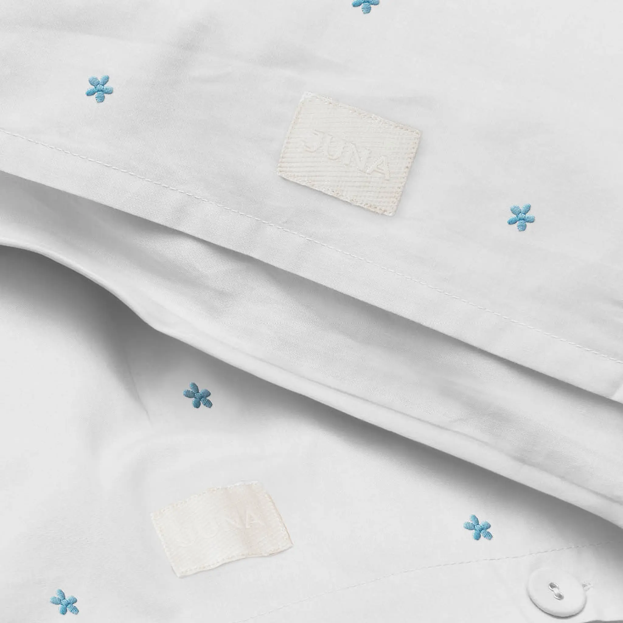 Juna Daisy påslakanset 220x220 cm vit/ljusblå