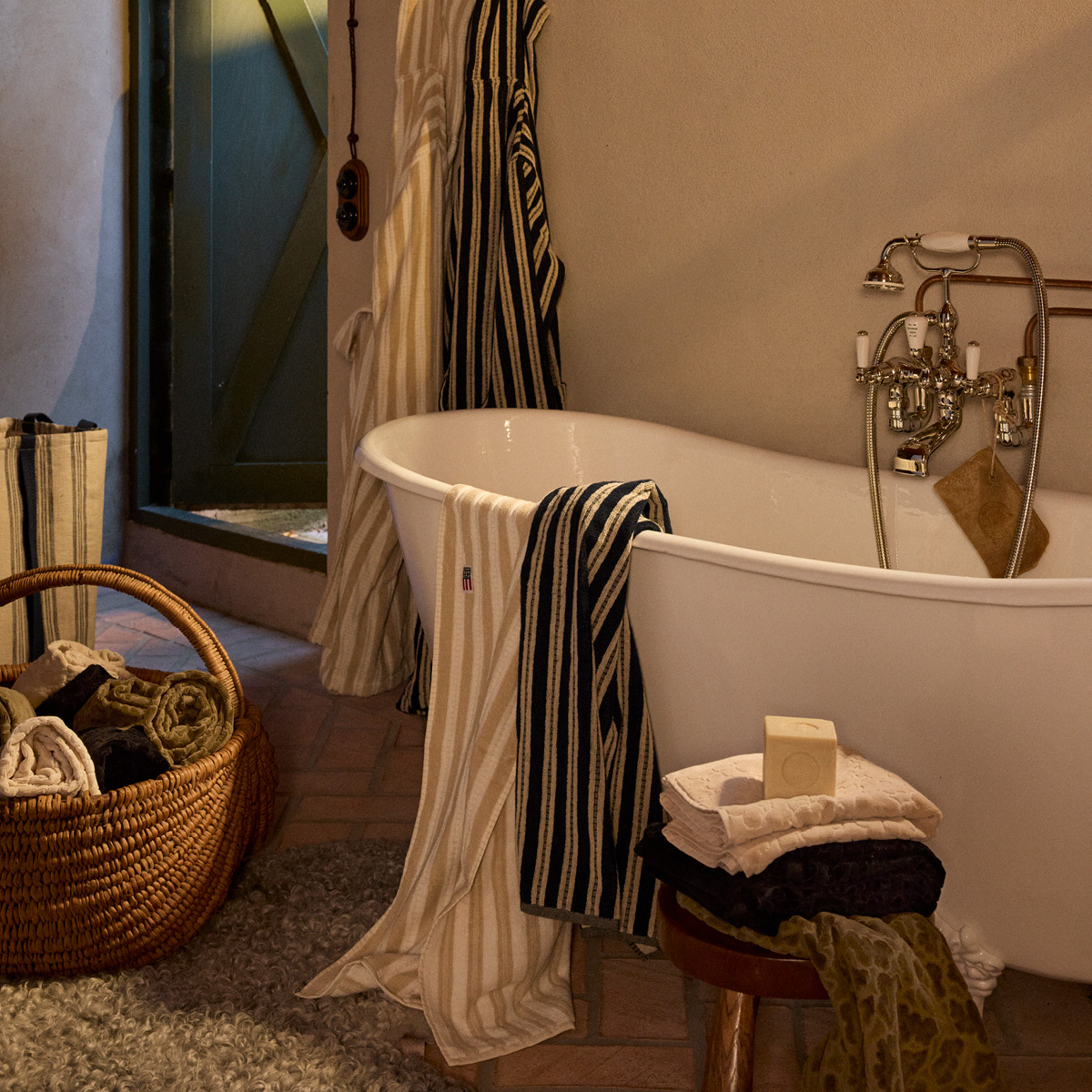 Lexington Randig handduk frotté 70x130 cm svart/ljusbeige