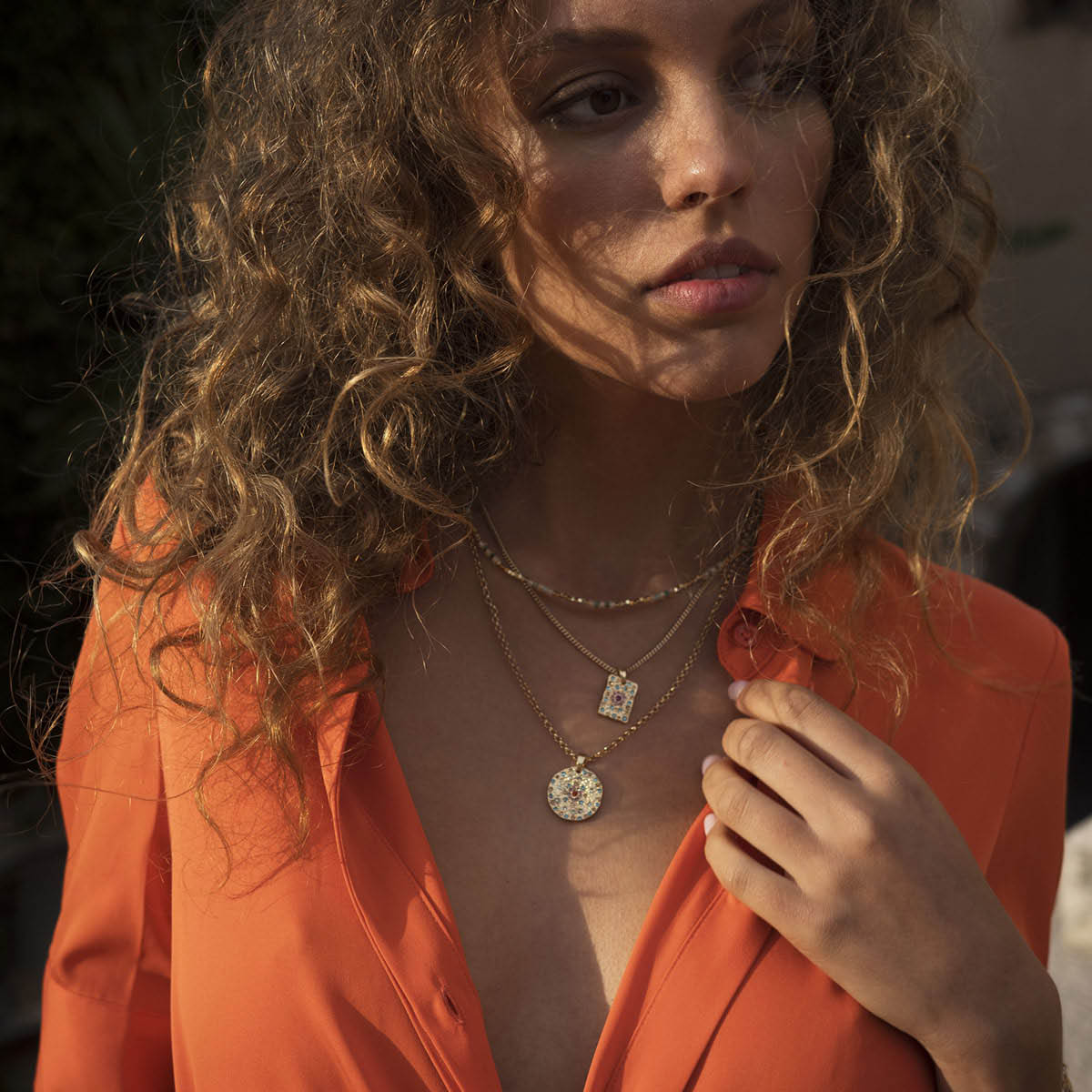 A&C Oslo AS Vibrance halsband kort med hänge guld/multi