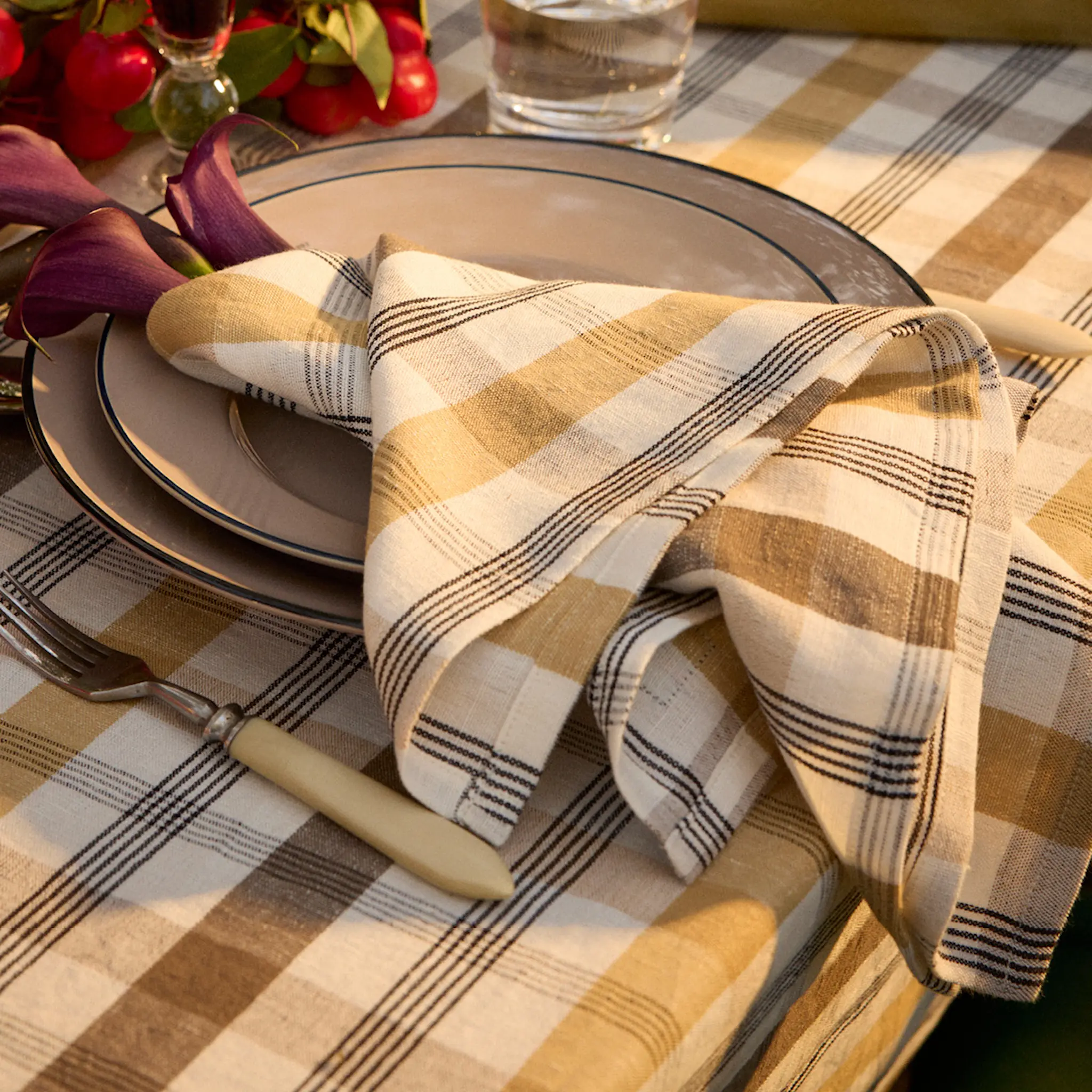 Lexington Rutig tyglservett i linne/bomull 50x50 cm oliv/vit/beige