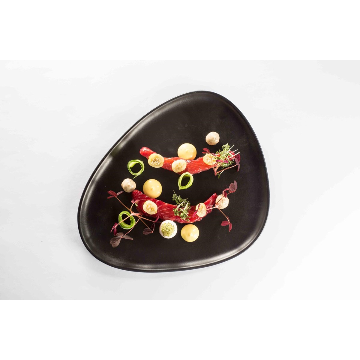 LIND DNA Curve Stoneware Lautanen 30x26 cm Musta