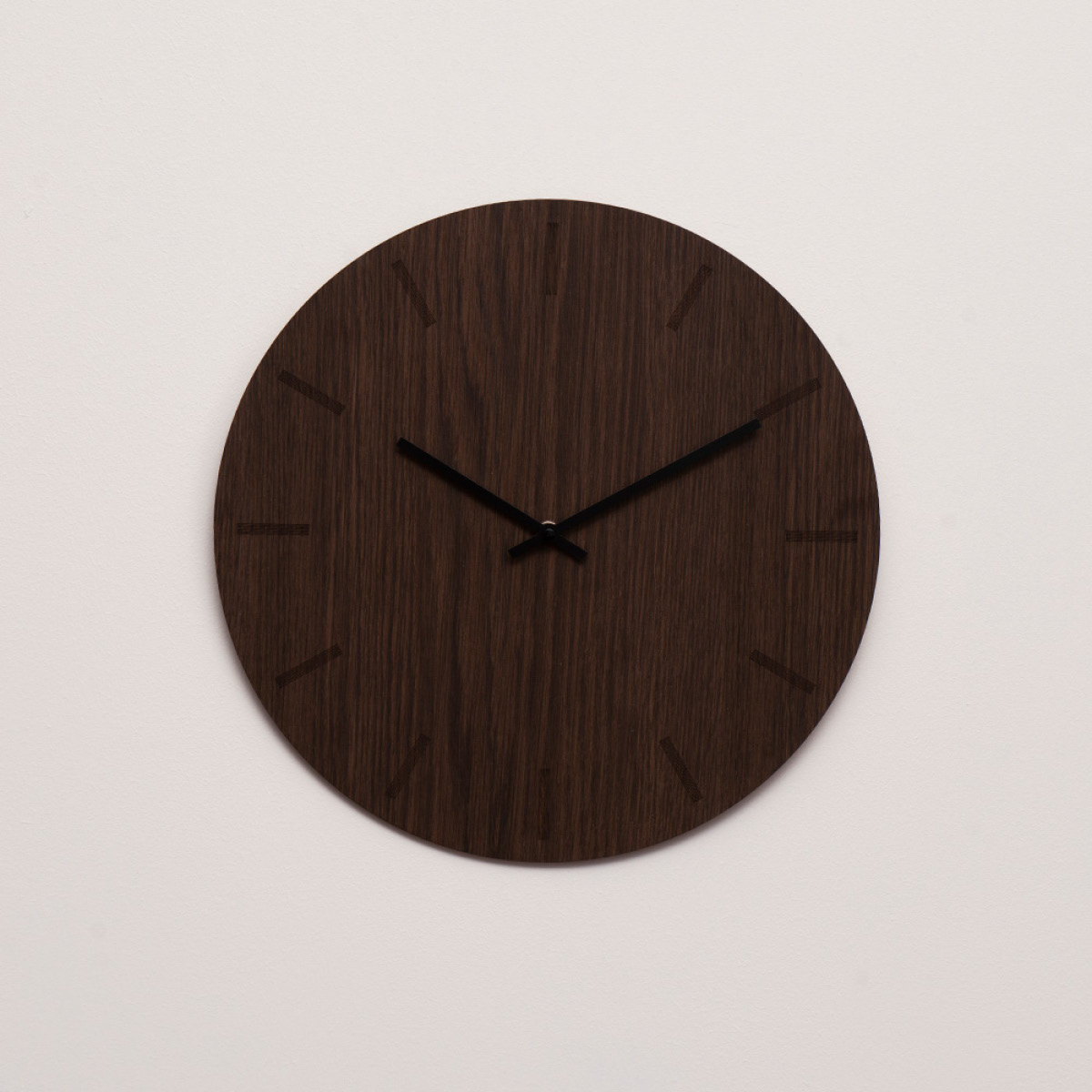 Hemverk Dark Oak Seinäkello 38 cm Tumma tammi/Musta