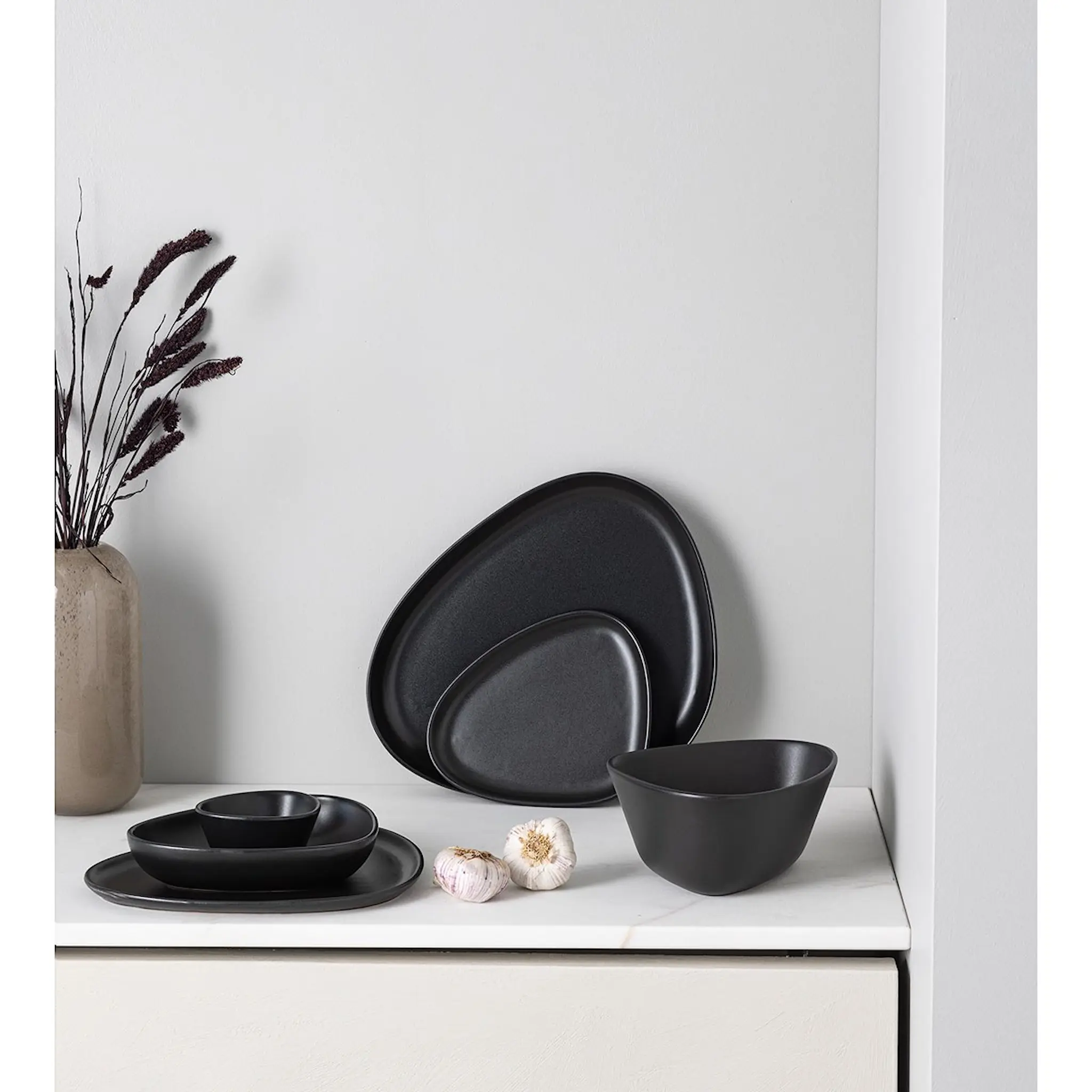 LIND DNA Curve Stoneware Djup Tallrik 22x19 cm Svart