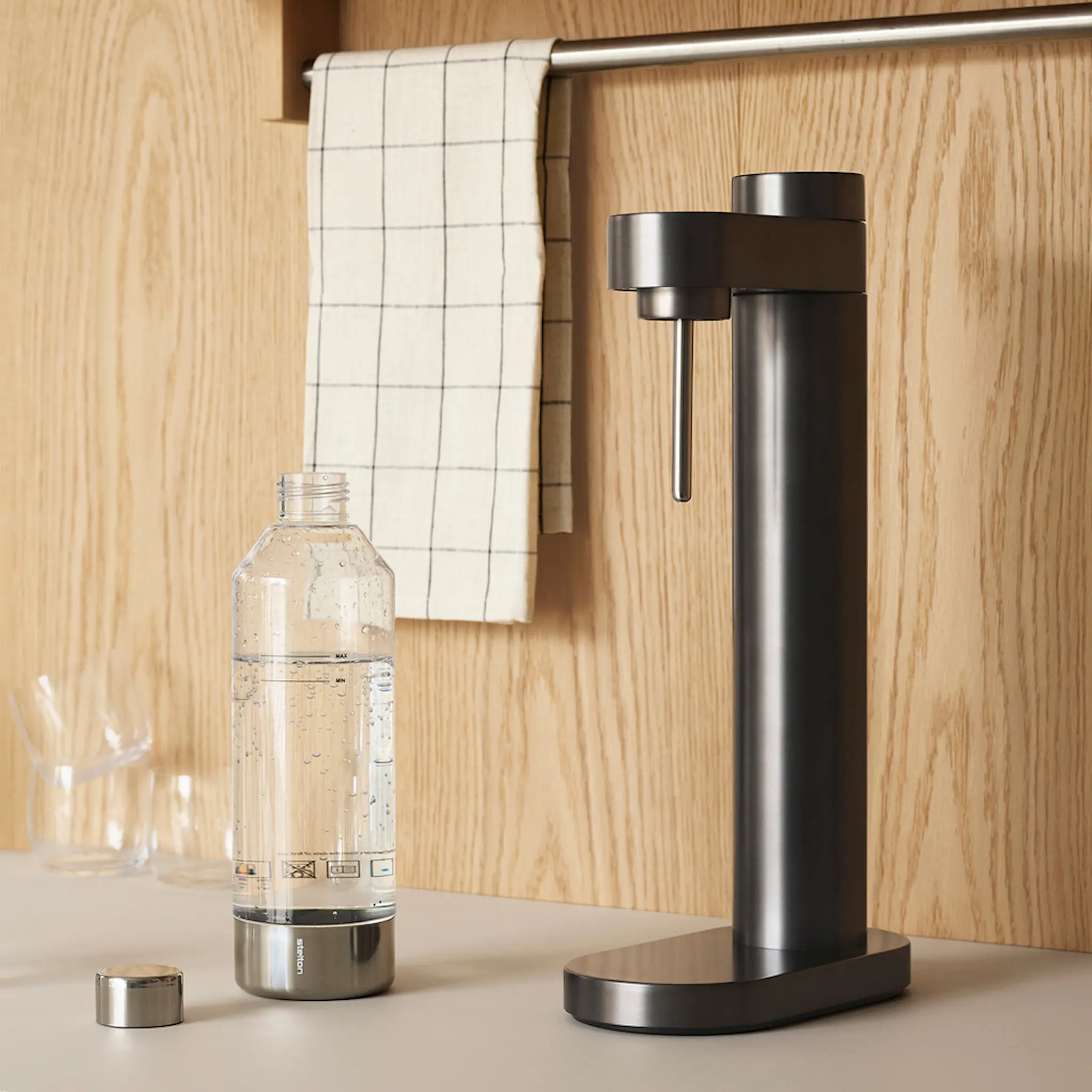 Stelton Brus Hiilihapotuslaite 42 cm Black Metallic