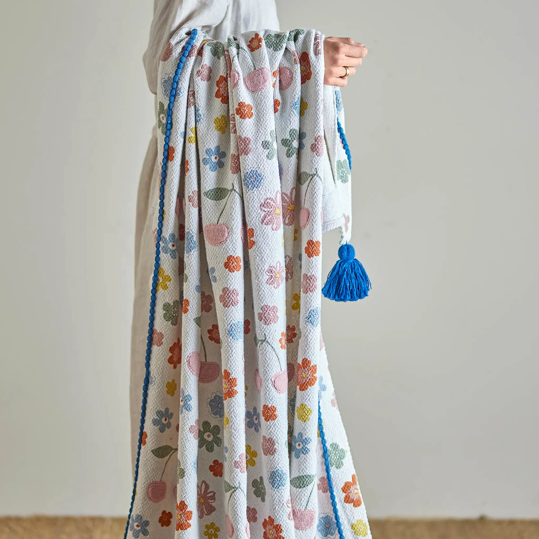 Bloomingville MINI Cherry pläd 160x130 cm natur/rosa/multi