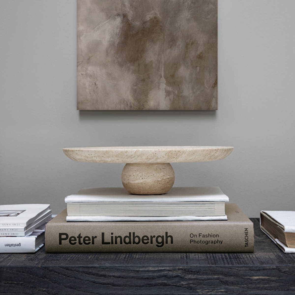 Mette Ditmer Travertine runt dekorationsfat på fot 32 cm linen
