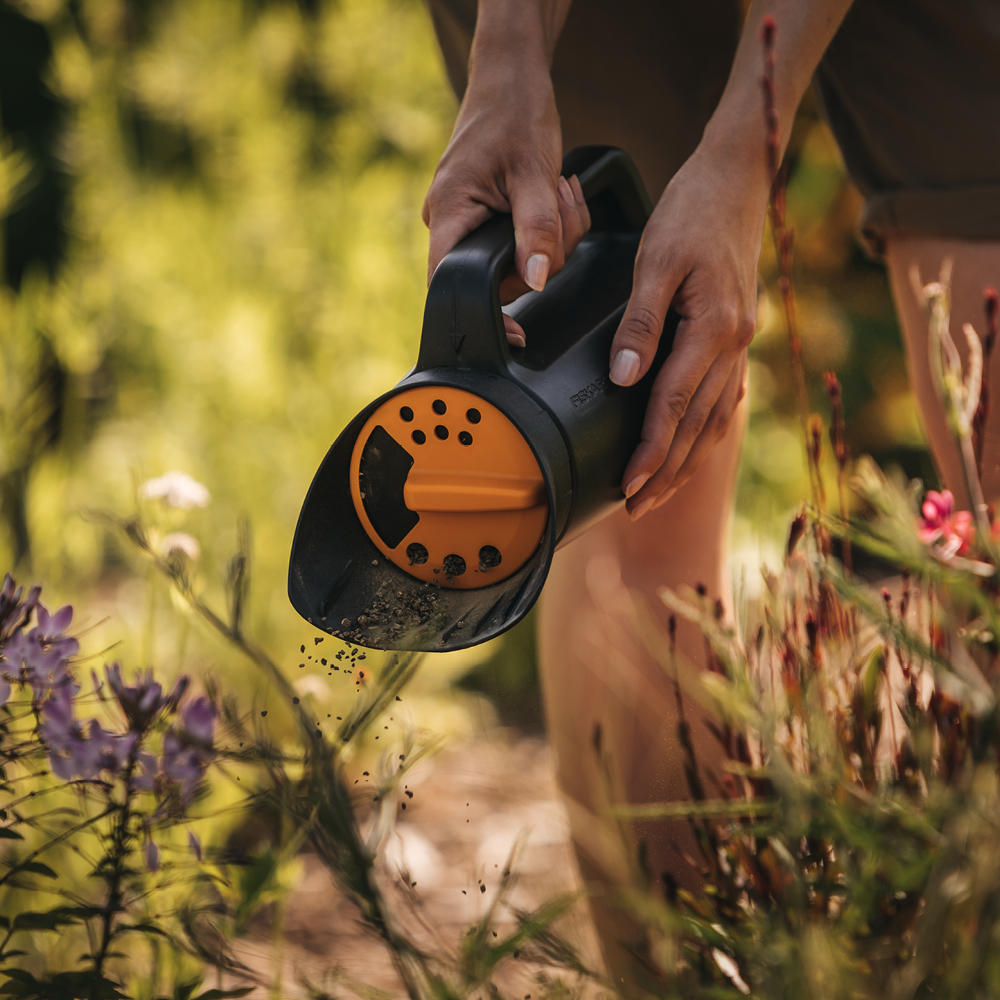 Fiskars Solid™ handspridare 30 cm svart