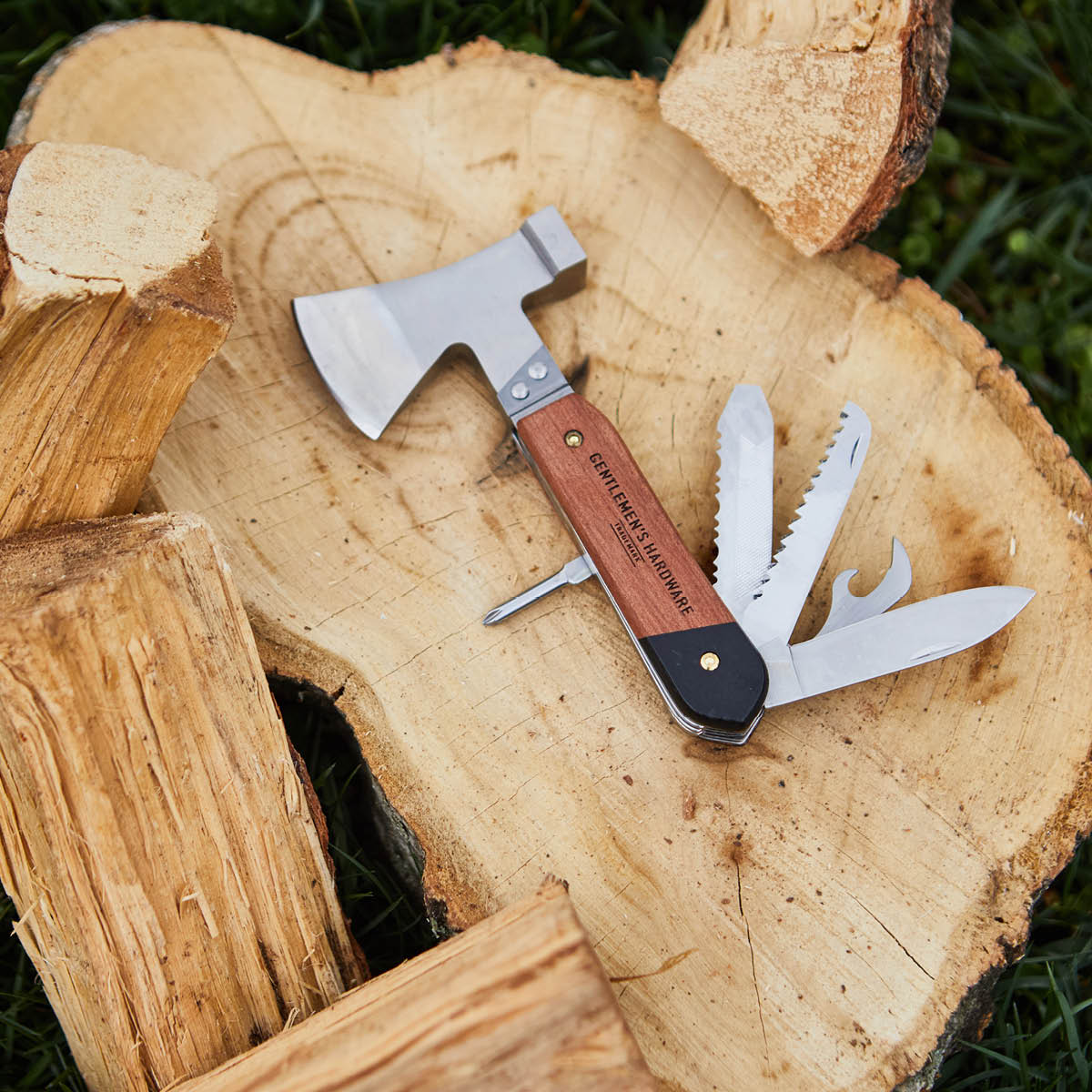 Gentlemen's Hardware Multiverktyg 10-i-1 yxa med trähandtag