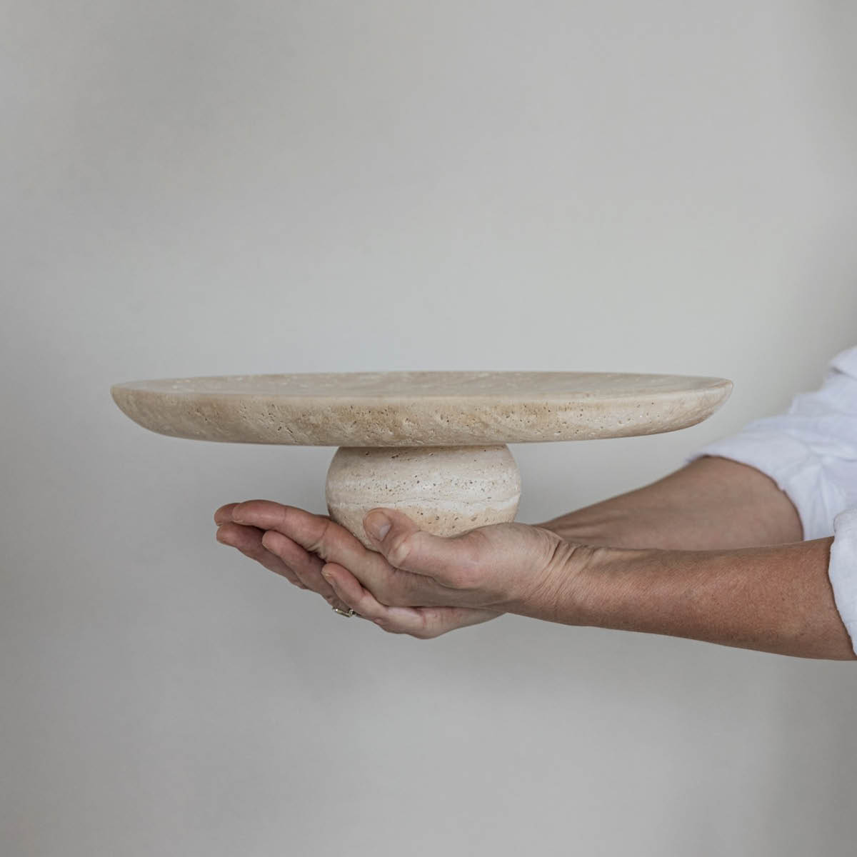 Mette Ditmer Travertine runt dekorationsfat på fot 32 cm linen
