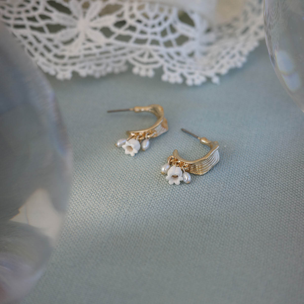 A&C Oslo AS Lilies & Pearls øredobber 23 mm gull/hvit