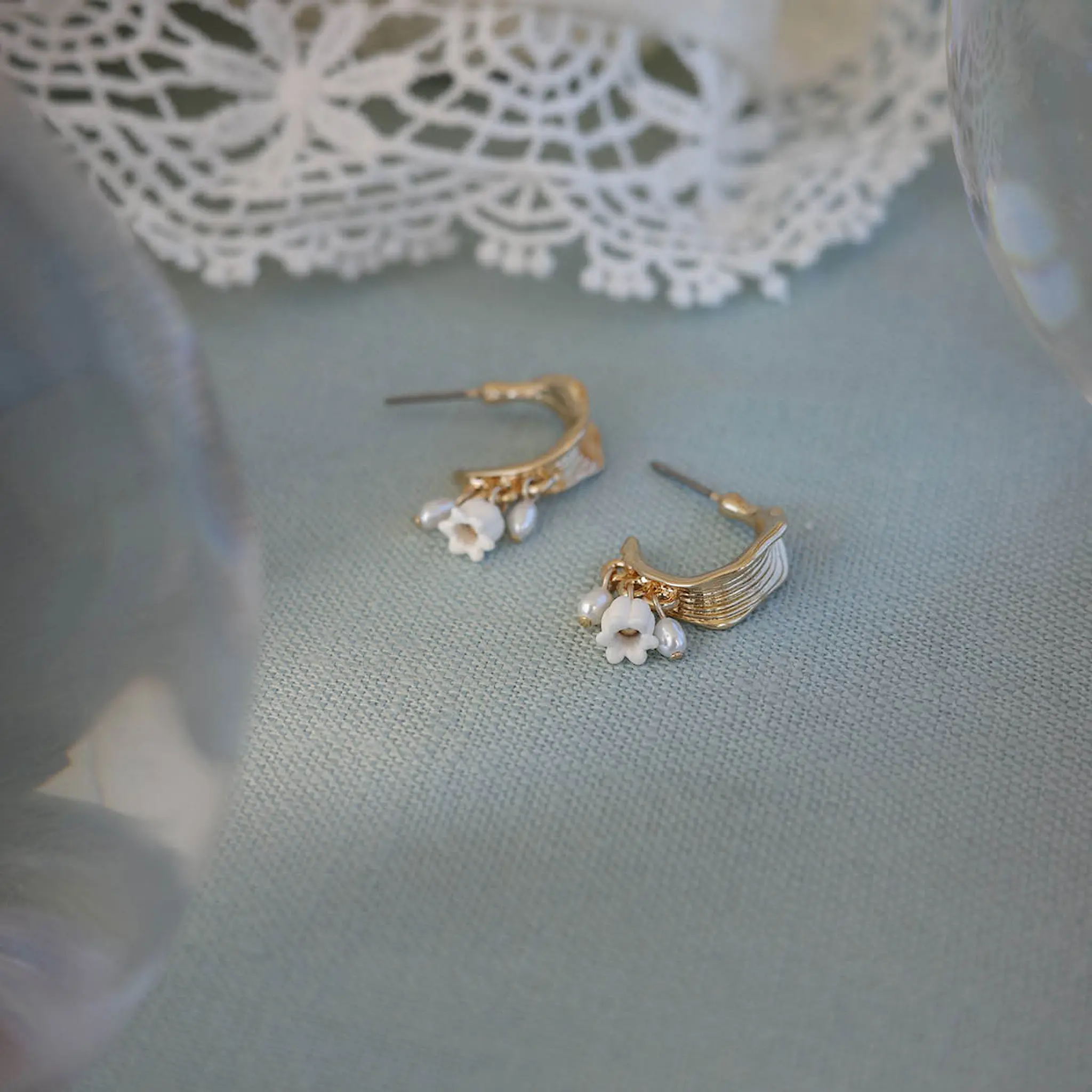 A&C Oslo AS Lilies & Pearls øredobber 23 mm gull/hvit