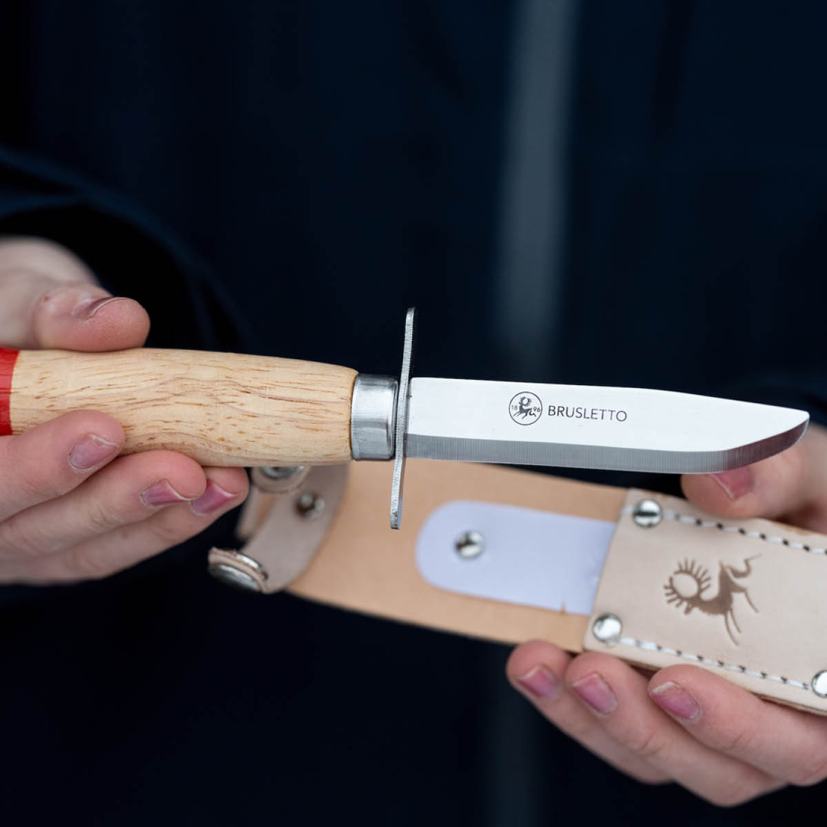 Brusletto Scoutkniv trubbig spets 18,5 cm trä/röd