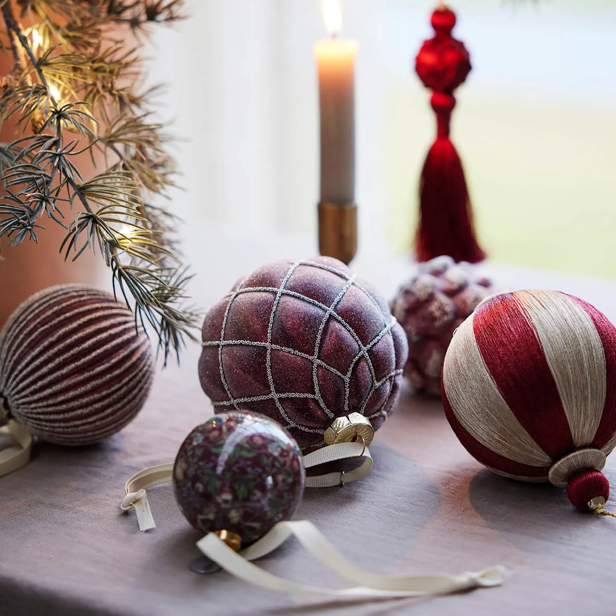 Lene Bjerre Norille julkula 8 cm mörkröd ribbad