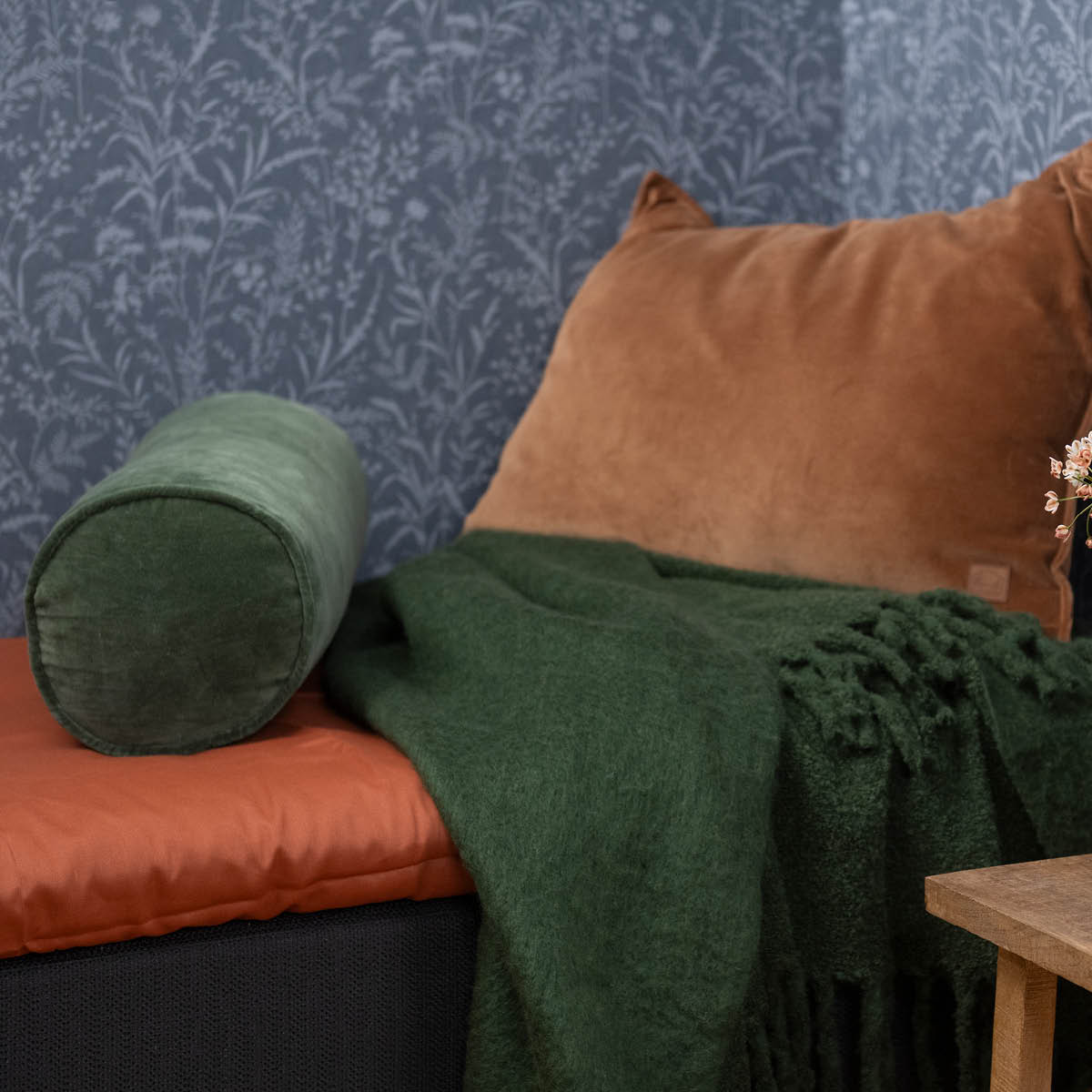 Fanni K Bolster kudde sammet 55x20 cm mossgrön