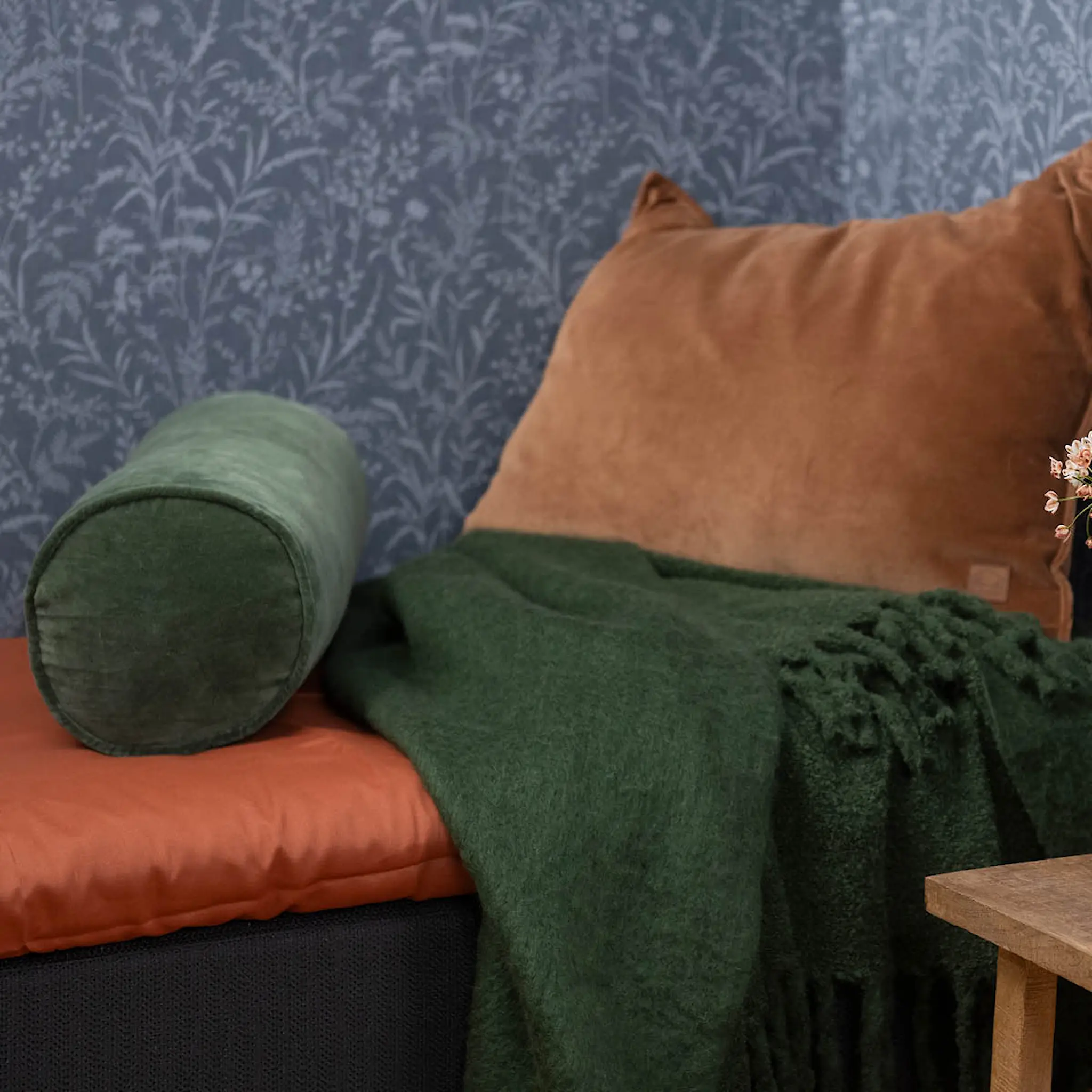 Fanni K Bolster kudde sammet 55x20 cm mossgrön