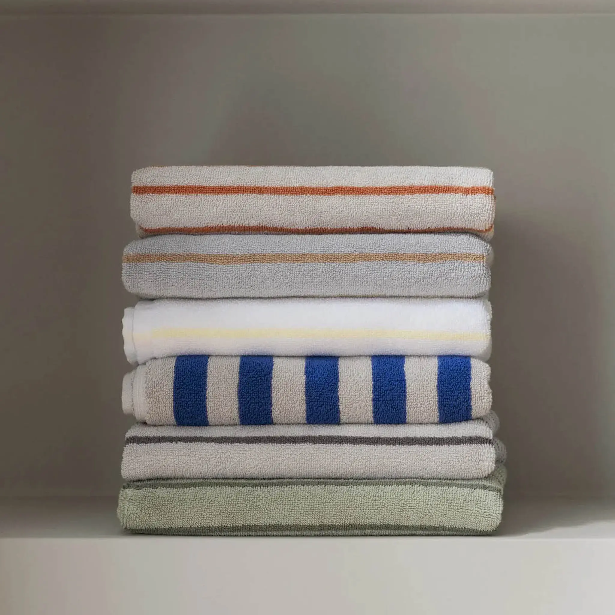 Blomus Arto badhandduk 140x70 cm vit/gul smalrandig