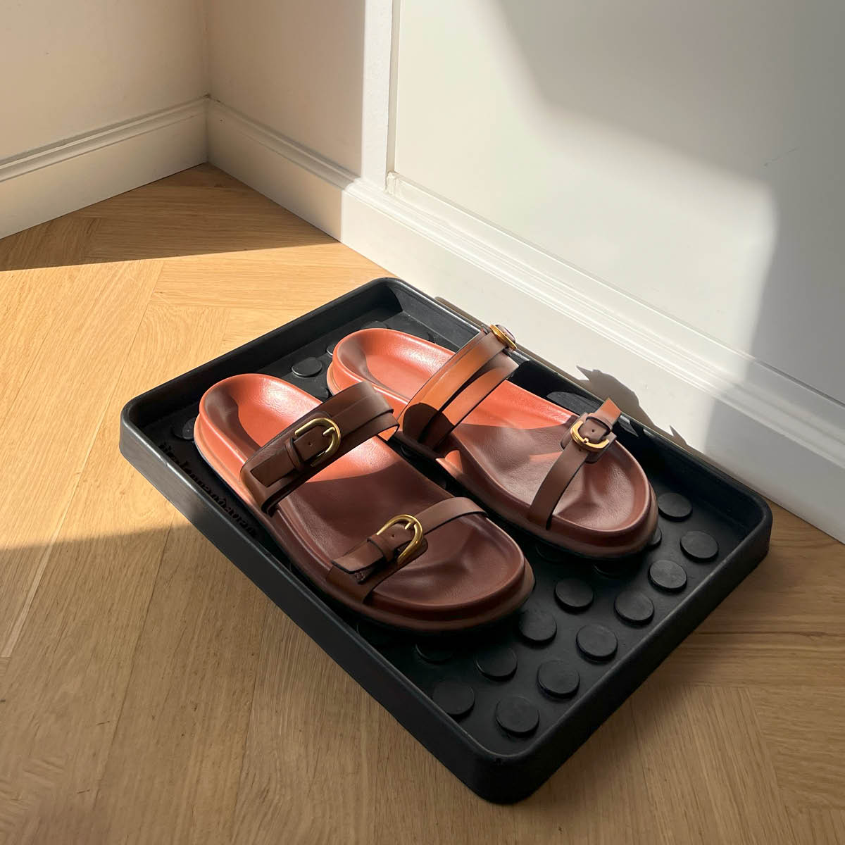 Tica Copenhagen Dot skobricka liten 28x38x3 cm svart