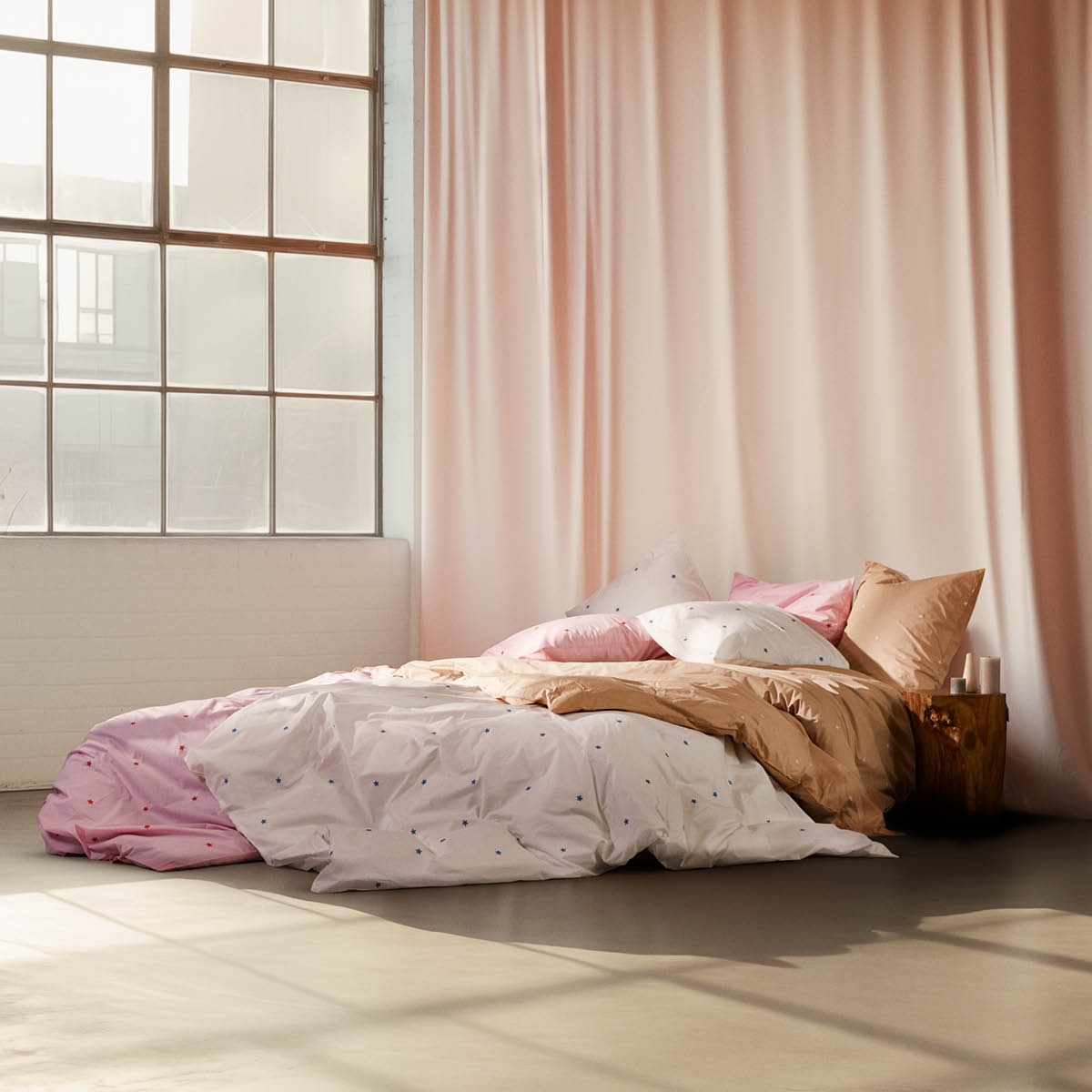 Juna Daisy sengetøy 220x220 cm hvit/lys blå