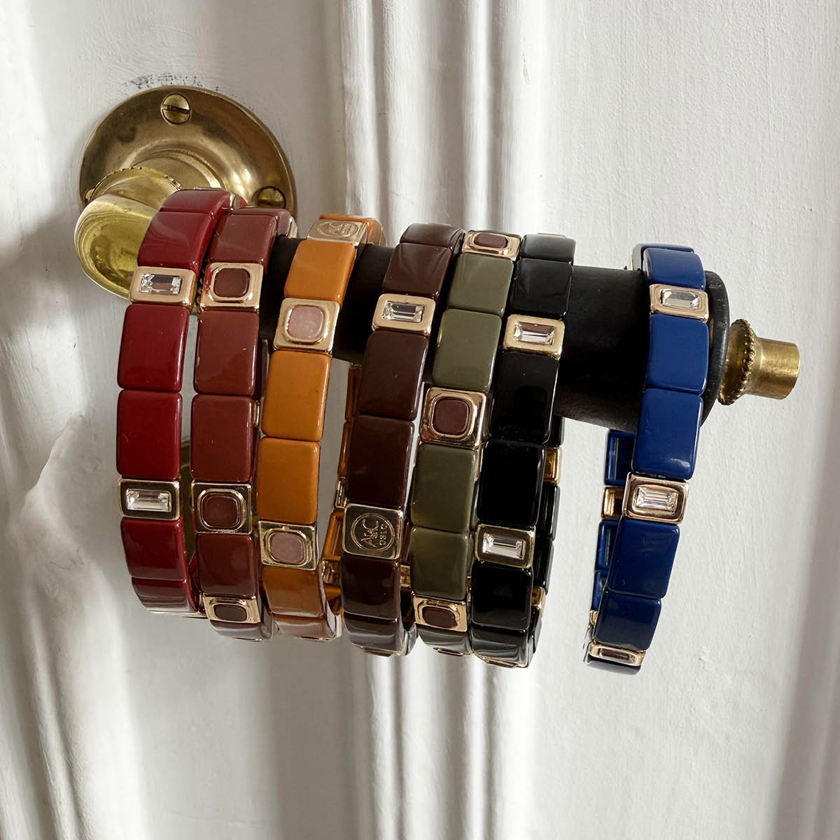 A&C Oslo AS Enamel Tiles elastiskt armband 18,5 cm guld/ljusbrun